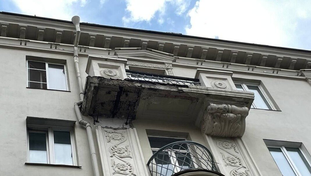     Красноярцы обратили внимание на постепенно разрушающийся фасад дома на Мира, 124. «Проспект Мира» узнал, как давно ремонтировали здание и когда устранят текущие проблемы.