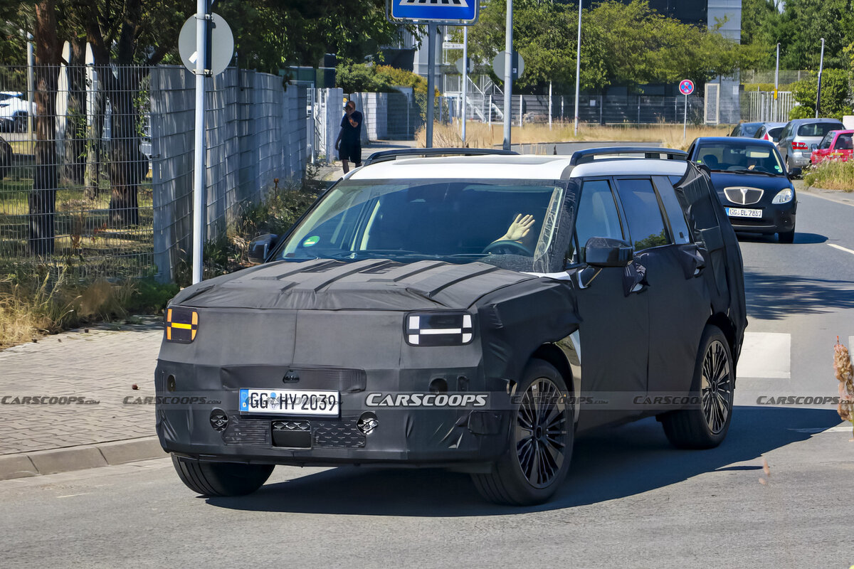    Hyundai Santa Fe   
Carscoops