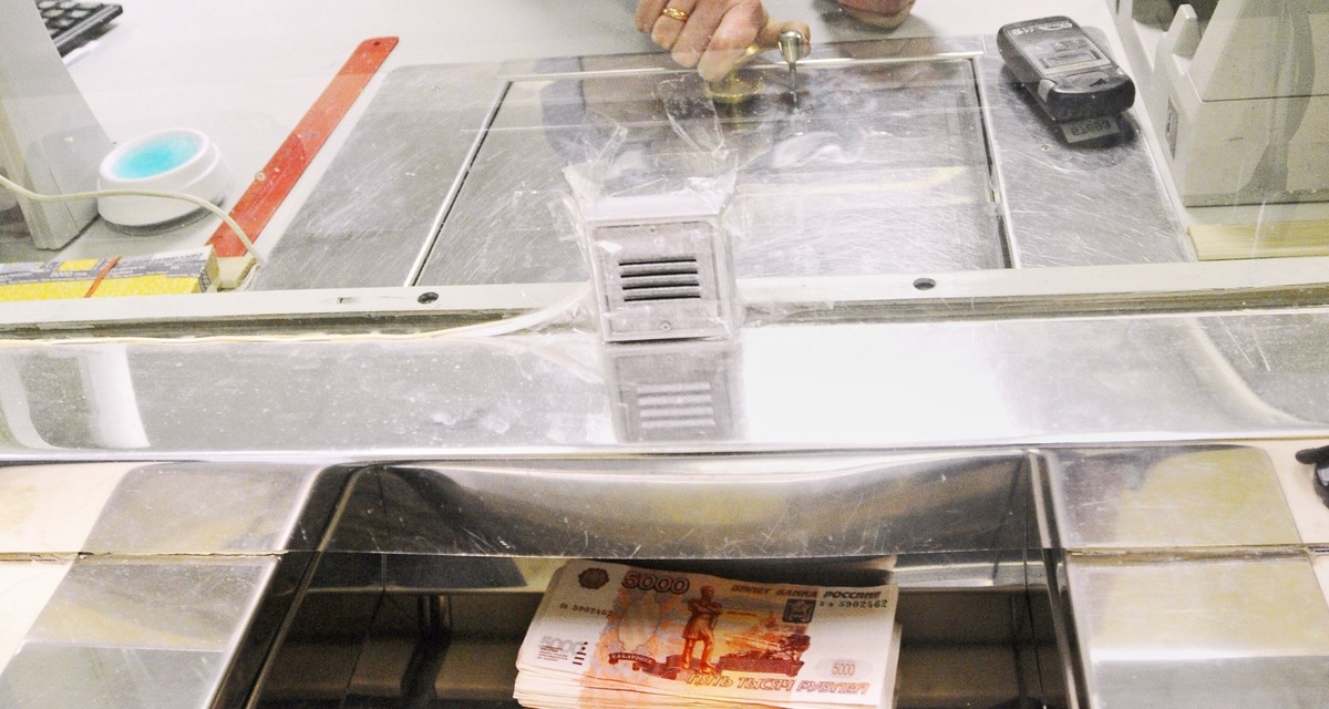 В банке случайно рассыпали 2,5 млн, которые принес клиент. Что было ...