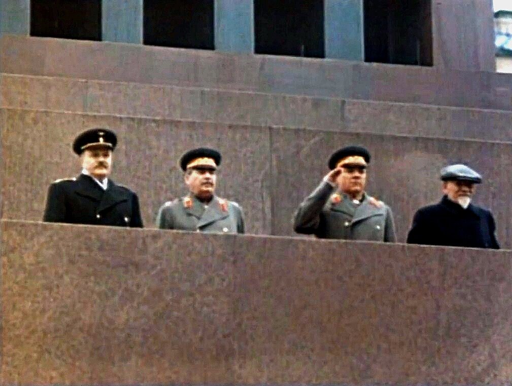 Глава СССР Михаил Калинин, с военными специалистами, принимает Парада Победы, 24 июня 1945 года. Источник: сайт Википедия