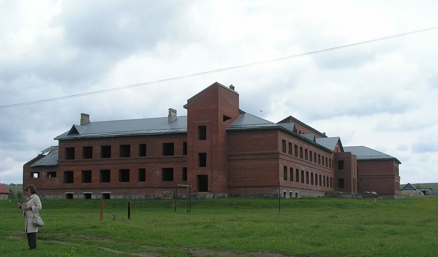 Недостроенная школа в с. Батерики Березовского района Пермского края