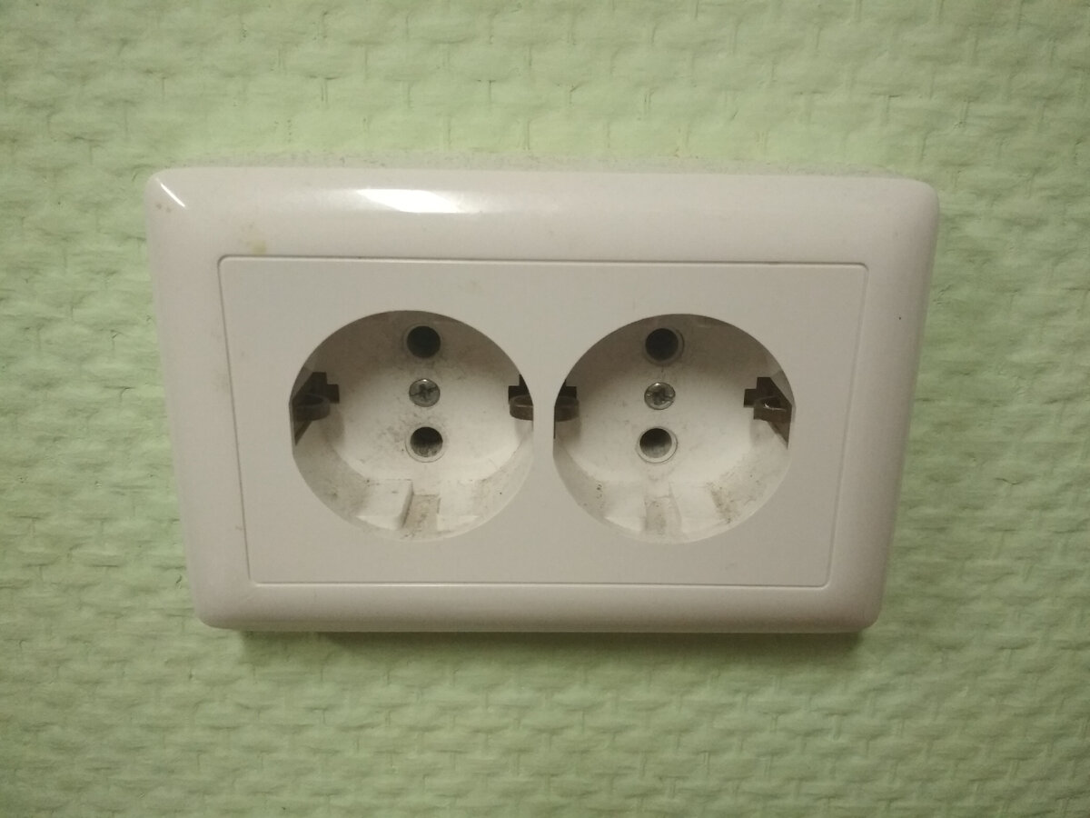 Обычная двойная розетка. Немного оплавлена внутри. Фотография автора статьи.
