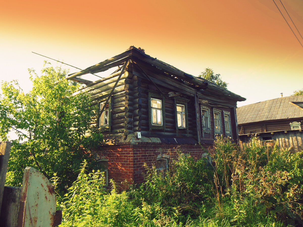 Старый ветхий дом в Костромском районе (фото автора)