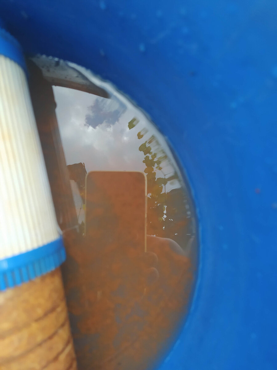 Вода очень грязная, видимо это железные осадки