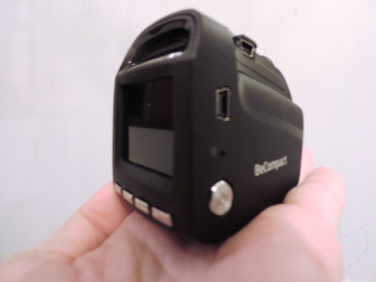 Крохотный даже на моей маленькой руке