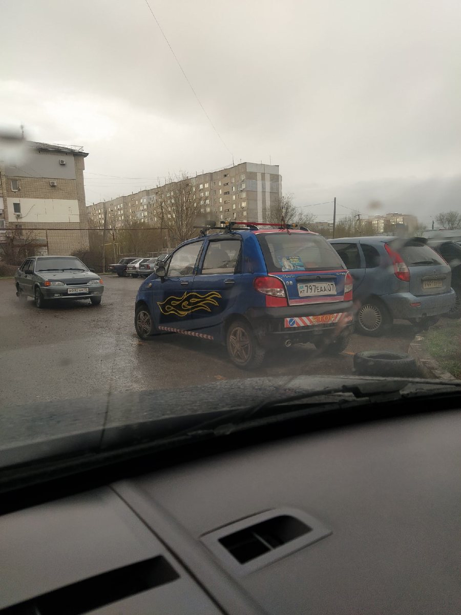 Все что было в магазине наклеек, то и нацепил
