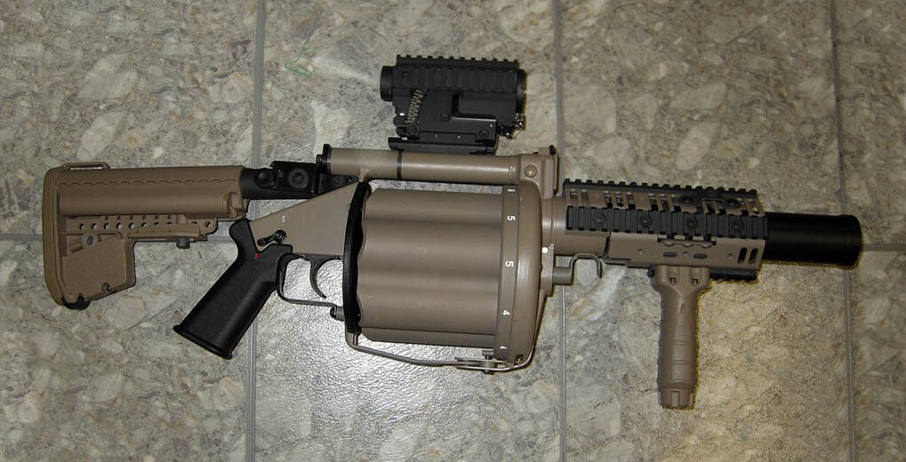 Milkor USA M32-это многоствольный 40-мм гранатомет с повторным выстрелом, который использовался с элементами USMC в Ираке.