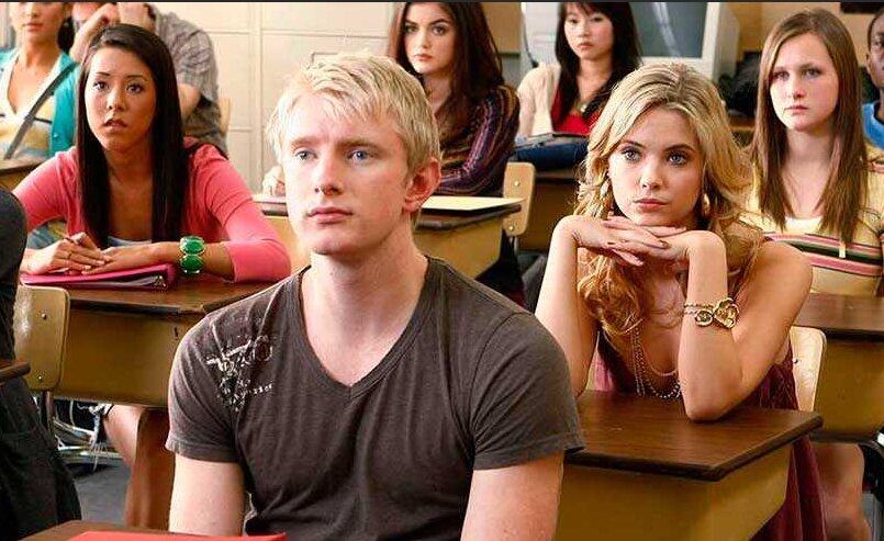 Девушка твоего школе. Девочки в школе. Сериалы для подростков. Озорной поцелуй дорама 2019. Крутые американские школьники.