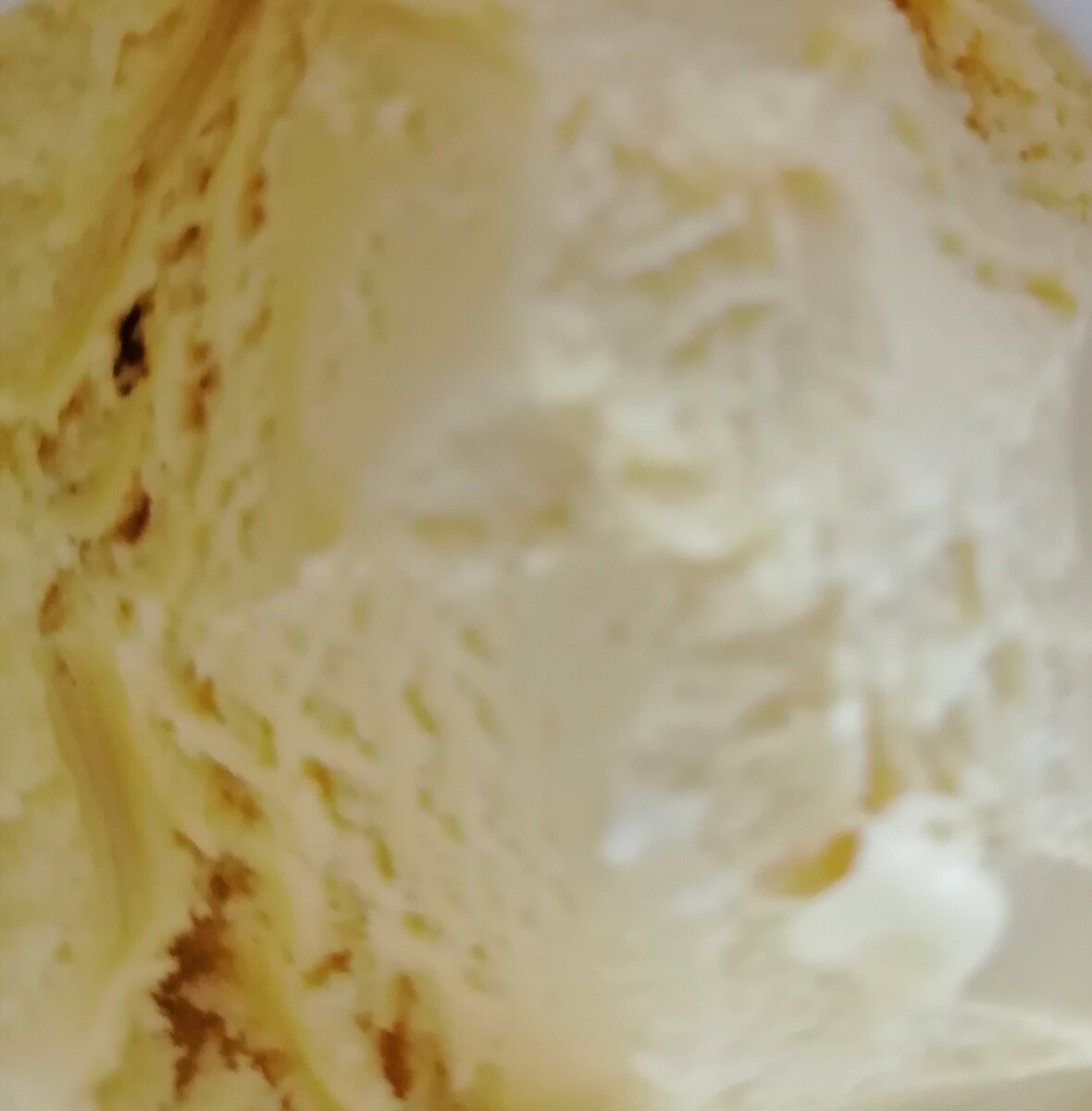 Протеиновое мороженое, в процессе поедания. 