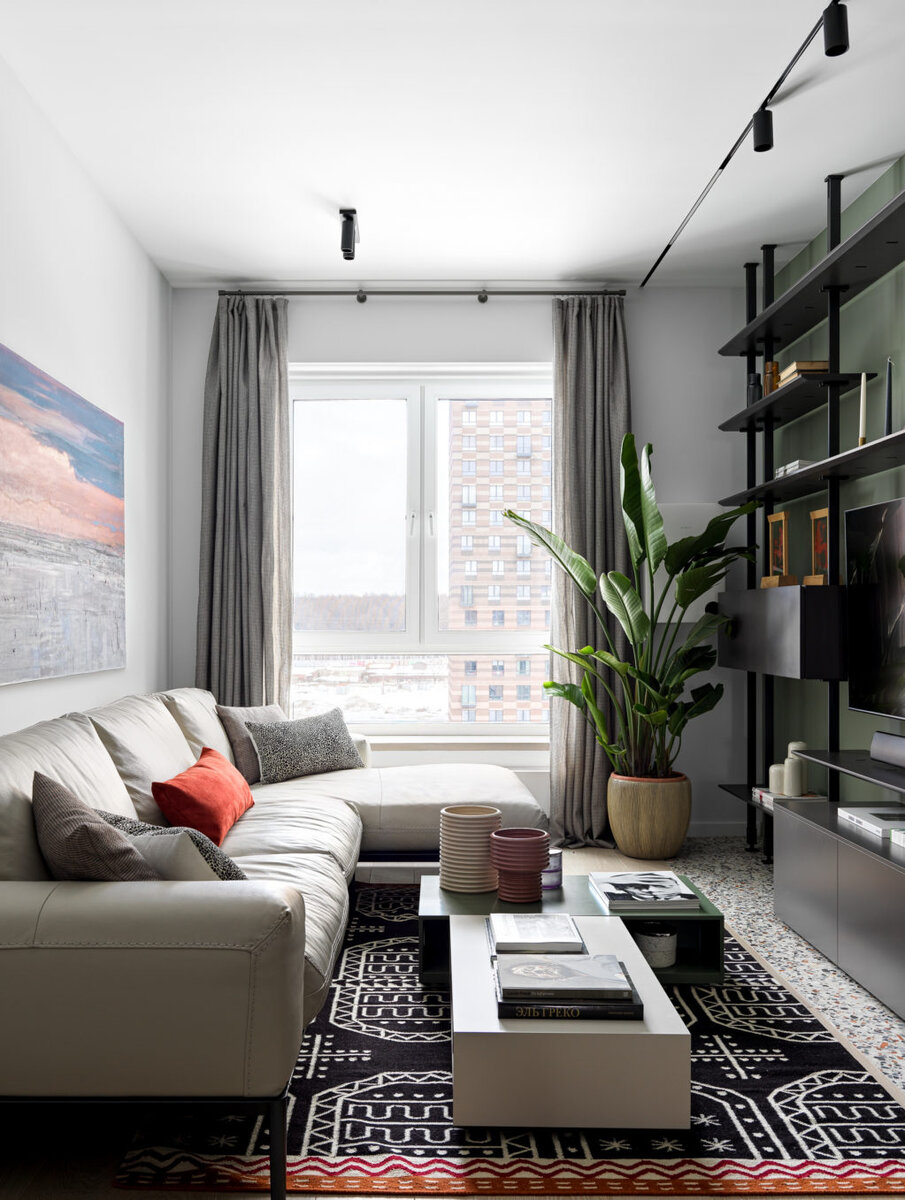 Мягкая зона гостиной. Диван, Rossini; столики, ТВ-тумба, Novamobili; стеллаж, Cattelan Italia; техническое освещение, Delta Light (Quantumstudio); текстиль, “Давинчи-декор”; ковер, Archiproducts. Декор и картина авторства Сергея Карева — собственность заказчиков.