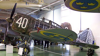Реджиане Re.2000 Фалько (итал. Reggiane Re.2000 Falco, «Falco») — одноместный итальянский истребитель Второй мировой войны. Лицензионные самолёты венгерского производства получили наименование Héja[hu] («Ястреб»). Полученные Швецией истребители обозначались J-20. Самолёт разработан в конструкторском бюро компании «Officine Meccaniche Reggiane SpA» под руководством Роберто Лонги (итал.)русск.. Re.2000 конструктивно является аналогом американского истребителя Seversky P-35, с разработкой которого Роберто Лонги ознакомился в США в середине 30-х годов - Википедия