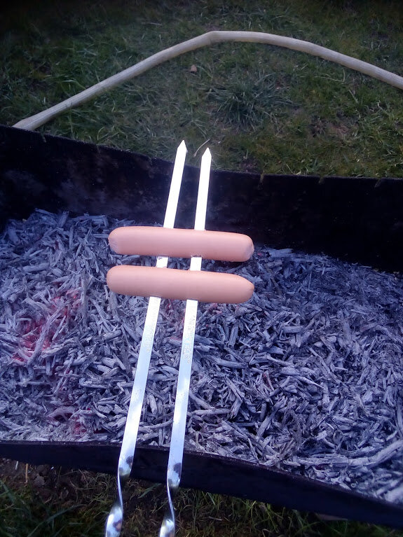 Жарили с детьми соски на углях из малиновых веток.