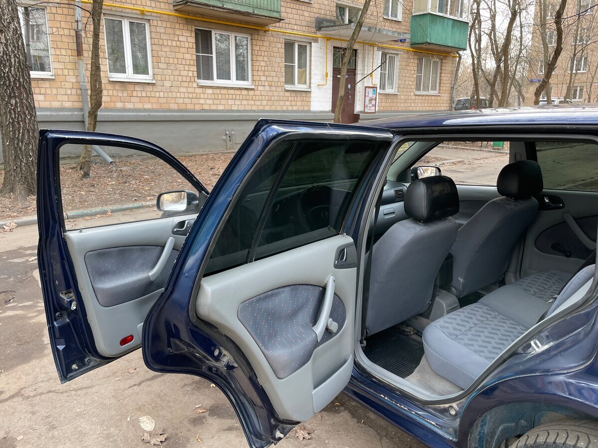 Сзади нет электрических стеклоподъемников, но места для комфортного размещения достаточно (фото с сайта авто.ру)