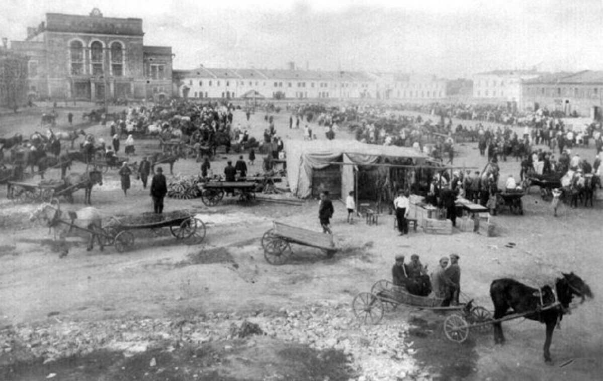 Ирбитская ярмарка и Пассаж. Здание Пассажа сохранилось до сих пор.