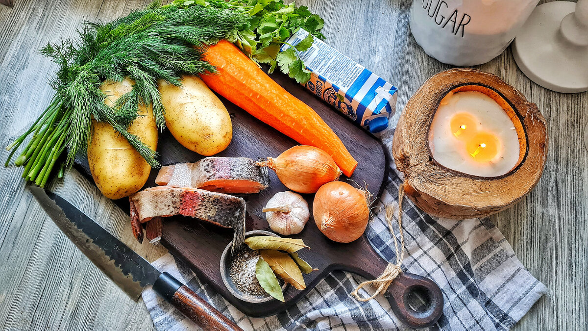 Ингредиенты которые мне понадобились для приготовления ухи: картофель, красная рыбка, лук, зелень( петрушка, укроп), чеснок, специи( соль, черный молотый перец, лавровый лист)