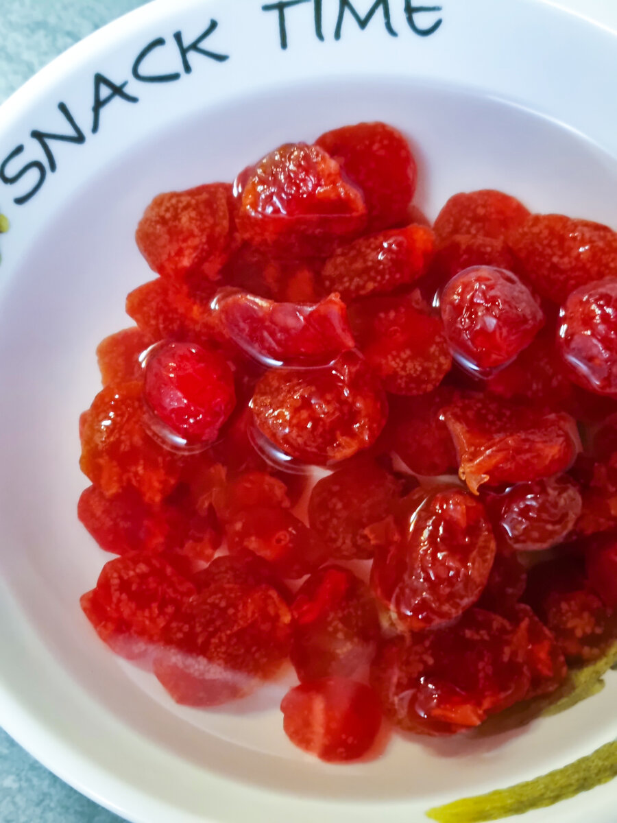 Для начала нужно залить кипятком вишню и оставить примерно на 30 минут