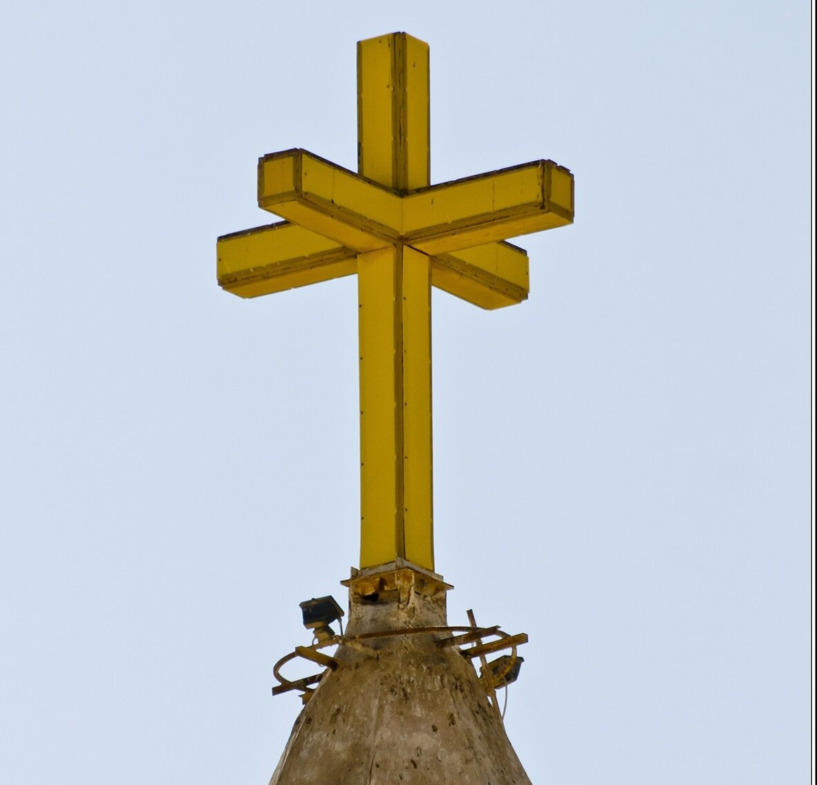 Объемный крест на древнем храме.   Из открытых источников.