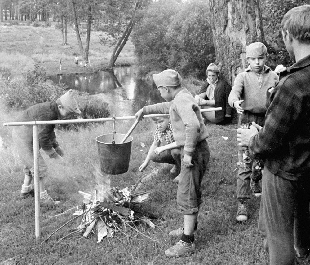 Пионеры в походе картинки