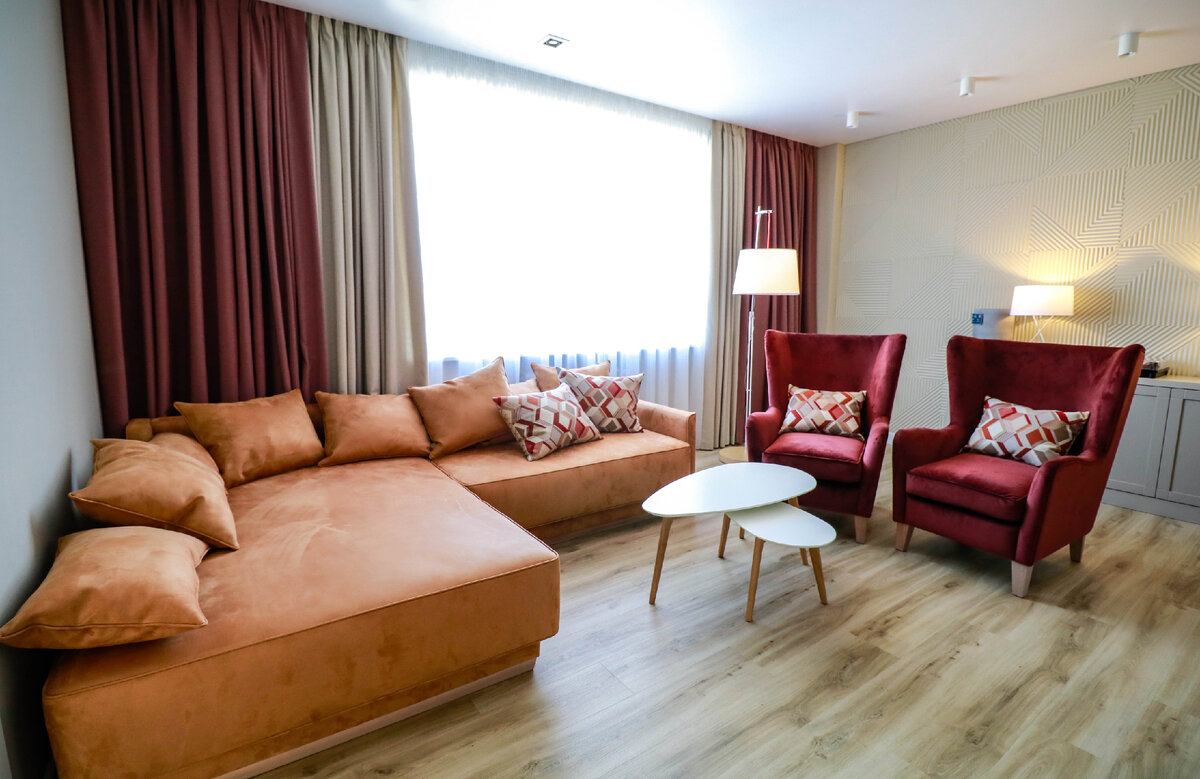 Просторная и функциональная гостиная 