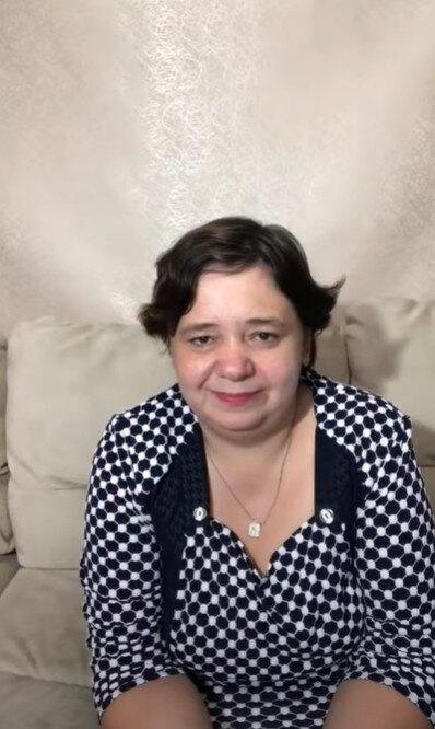 #122 Прямой Эфир 09 августа 2020 года. Вопросы к ЛиШиони с планеты Шимор.  
                                                                                                                                                                          Участники:
Ирина Подзорова - контактёр с внеземными цивилизациями;
Максим Русан - руководитель Духовного Центра «Кассиопея»;
ЛиШиони с планеты Шимор - специалист по астральному миру и его взаимодействия с материальным миром.
         	
Тема эфира: Вопросы к ЛиШиони.
00:00 Вопрос: Ирина и Максим, вы снились мне сегодня, как объяснить?
Максим: Снились - это хорошо, наверное, к изменениям.
Ирина: Да, мы были у вас в астрале.
 
02:07 Есть ли база инопланетян в Узбекистане?
Вопрос: В Узбекистане есть база инопланетян?
Ирина: Есть. Там три крупные базы - Тихтианская, Шиморская и представители одной из колоний Шо-Харики. 

Максим: Мы стараемся для вас делать передачи достаточно открытыми.
Ребята, у нас в последнее время возобновились нападения на наш канал. Дезинформация по поводу нашего канала. И делать ее начали контактеры, которые занимаются коммерцией, причем такой серьезной. Поэтому если вы где-то, что-то услышите по поводу нас, то воспринимайте так, как вы хотите – по сердцу. Но знайте, что мы им не нравимся. Потому что у нас есть один маленький нюанс – оплата по сердцу (донейшн).
У нас нет никаких цен. И в нашем центре не будет никаких цен для людей, которые будут к нам обращаться за консультациями, именно в центре, в Воронеже. Выездные мероприятия мы иногда делаем оплачиваемыми. Почему? Потому что с нами едет целая команда. Необходимо оплатить проезд, проживание и питание.
 У нас сейчас открылась запись на ретрит в Лоо - это под Сочи (Краснодарский край), между Геленджиком и Сочи. Там будет замечательный пятидневный ретрит, но мы едем туда на 8 дней всей группой. У нас 7 мастеров в команде, а всего 9 человек. На этом ретрите вы сможете увидеть разнообразие - огромное количество контактеров, энергии и даже разные мнения по отношению к одинаковым вещам. Как мне иногда кажется, что вещи одинаковые, а на самом деле разные контактеры видят их по-разному.

Максим: Ирина, ты хотела поблагодарить за подарок.
Ирина: Да.
Максим: Сейчас, мы 400 человек наберем и начнем.
 
04:56 Отношение Ирины к космоэнергетике.
Вопрос: Как вы относитесь к космоэнергетике?
Ирина: К космоэнергетике отлично отношусь. Я сама – космоэнергет.
Максим: На ретрите в Лоо будет магистр космоэнергетики. Это как раз у нас Багировская школа. Наш центр "Кассиопея" объединил две школы космоэнергетики – Багировскую и Петровскую. В нашем центре "Кассиопея" будут магистры, которые также будут преподавать и проводить энергопрактики по структуре - донейшн.
 
Вопрос: Огромное спасибо Миду за диагностику.
Ирина: Я ему передам.

Максим: Ирина, ты же хотела передать привет.
Ирина: Я хочу передать свою искреннюю благодарность человеку, который прислал мне по почте подарок (кольцо с камнем). Ее зовут Мальгаждарова В.В., и она живет в селе Красноусольский.
Я думаю, вы меня сейчас смотрите. Я прочитала Ваше послание и полностью согласна с тем, что это мой камень – Вы угадали. Потому что у меня действительно сильный Юпитер в моей натальной карте, я это помню.
Я ее составляла и знаю дату своего рождения, время и место. Действительно, у меня тригон между солнцем и Юпитером, если Вы в теме астрологии, то понимаете, что это значит.
Я Вас хочу от всего сердца, искренне поблагодарить за этот подарок и уверяю вас, что это для меня очень важно. Я очень обрадовалась этому дару Вашего сердца. Очень рада Вашему вниманию. Благодарю Вас.
 
Максим: Тема сегодняшнего прямого эфира «Вопросы к ЛиШиони» - это планета Шимор, родина Кришны и папы Кришны.
Кришна был сыном земной женщины и представителя планеты Шимор, когда ранее эти браки были разрешены. Сегодня вы можете задавать все вопросы к ЛиШиони. Любые вопросы: по поводу его энергоструктуры, планеты, жизни, устройства, обустройства, все, что вас интересует, связанное с планетой Шимор и конкретно с ЛиШиони – одним из наших кураторов и кураторов нашего проекта.
 
Вопрос: Шимору привет! Люблю вас!
Ирина: ЛиШиони передай привет Шимору (от Игоря).

Максим: Шимору!? Всей планете сразу?
Ирина: Да, всей планете сразу передай привет.
 
Вопрос: А где фото ЛиШиони? 
Ирина: Есть у нас на странице не фото, а рисунок ЛиШиони. Я видела шиморцев, по точности эта картина очень даже похожа на фото.
 
08:38 ЛиШиони о канале космоэнергетики "Золотая пирамида".
Вопрос: «Золотая пирамида» нейтрализует вирус?
Ирина: Вы, про канал «Золотая пирамида»? Канал «Золотая пирамида» в космоэнергетике создает вибрации, которые не совместимы с жизнедеятельностью вирусов, микробов и других паразитов. Она может инактивировать вирус во внешней среде и в организме человека – повысить его иммунитет. С этим каналом тоже проводились исследования Эмилем Багировым и его сотрудниками медицинских лабораторий, его сторонниками. Выяснилось, что этот канал обеззараживает пространство.
 
09:33 Многоженство на планете Шимор.
Вопрос: Есть ли на планете ЛиШиони многоженство?
Ирина: Нет, не принято. Именно Многоженство, как на Дисару у них не принято. У нас нет такого специального закона, который бы запрещал такие формы брака. Они не приняты в нашем обществе, хотя и не запрещены. Но при обоюдном желании женщины и мужчины, они могут жить в этом браке. В то же время у нас не принято одной женщине иметь много мужей. Законами не запрещено, но не принято.
 
10:33 Кришналока. Уровень Кришны.
Вопрос: Как попасть на Кришналоку? 
Максим:  Я не знаю, что это такое.
Ирина: Это уровень духовного мира, на котором находится Кришна и равные ему по уровню.
Кришналока – это уровень Кришны, мир Кришны, планета Кришны. Попасть туда можно, когда вы достигнете того состояния, которое вы называете -  сознание Кришны.
Сознание Кришны – это состояние, когда человек начинает относиться к окружающим, к самому себе и миру так же, как это видел Кришна, через призму его сознания, осознанности и просветленного разума, просветленного -  именно светом любви. Все, что он делал, он делал с любовью. Кришна много рассказывал об Арджуне, разных уровнях йоги, то есть действий в материальном мире.

Максим: ЛиШиони, пожалуйста, чуть-чуть посокращенней. Потому что вопросов будет огромное количество. По поводу поговорить, я знаю - ты у нас любишь говорить очень долго.
Ирина: Хорошо.

Максим:  Он закончил?
Ирина: Да.
 
11:52 Есть ли инвалиды на планете Шимор?
Вопрос: Рождаются ли на планете Шимор инвалиды? Если рождаются, то какая у них судьба, как к ним относятся?
Ирина: Есть генетические отклонения, аномалии из-за неправильного деления клеток. Это может быть в любом физическом организме, но мы их лечим. Мы им помогаем, исправляем их генетику с помощью специальных микророботов. Они могут исправлять генетический аппарат на том уровне, когда он еще не родился, и клетки только делятся. Запускают в организм матери микророботов, которые ремонтируют эти хромосомы в клетках. Но это не всегда возможно - бывают разные мутации.
Если даже родится с какими-то отклонениями, которые будут мешать физической жизни, то у нас все общество о них заботится. Создает им условия для полноценной жизни и духовного развития. И обязательно с ними работают духовные психологи, которые выясняют причину с его Духовным Я, почему он выбрал такое тело для воплощения.
 
13:30 Как зарождались религии?
Вопрос: Правда ли, что у нас на Земле учения переписаны людьми на религии?
Максим: Что это значит, я, правда, не слышал.
Ирина: На религии?

Максим: Что ЛиШиони думает по поводу религий? Как они образовались, за счет чего?
Ирина: Всех или какой-то одной?

Максим: В принципе, по поводу религий.
Ирина: Любая религия была основана одним или несколькими учителями, которые несли свет в этот мир. Свет своих знаний, свет своей любви, и были в контакте с духовным миром, либо с тонкоматериальными или гуманоидными цивилизациями, или со всеми одновременно, такие тоже есть случаи.
Но, передавая свои знания, они передавали их чаще всего словом, а записывали их уже ученики или ученики учеников. Любое религиозное писание было написано на том уровне осознанности, как понял ученик. И, мало того, тот, кто его читает как священное писание, понимает его по-своему. Поэтому я бы тут не сказал о намеренном искажении, здесь - как разные уровни понимания.
В любом религиозном эгрегоре не все люди одинаково понимают эту религию и одинаково относятся к окружающим. Потому что все находятся на разных этапах духовного развития и даже развития той веры, по пути которой они идут. Это не намеренное искажение, а неизбежное следствие разности характеров людей и их понимания.
 
15:40 Самоубийства на Шиморе.
Вопрос: Есть ли у вас на планете самоубийства?
Ирина: За много лет, пока я воплощен на этой планете, я не слышал ни одного случая, чтобы объявили по нашей планете, что кто-то закончил жизнь самоубийством.  У нас, даже если придет в голову кому-то такая мысль, каждый знает -  это не спасет от тех страданий, которые есть в этом теле: от душевных, физических. Потому что все знают о духовной жизни. Мы же не просто в школах рассказываем детям теорию о духовном мире, мы практикуем с ними. Показываем астральный мир и выводим их туда. Мы уделяем астральным путешествиям даже больше внимания, чем цивилизация Эслер.
 
16:35 Флора и фауна Шимора.
Вопрос: Есть ли у вас на планете растения, животные?
Ирина: Да. У нас большое разнообразие видов деревьев и животных. Он мне сейчас показывает: даже есть животные, похожие на наших динозавров, с ярко зеленой кожей. Они могут ходить на задних лапах.

Максим:  Рост какой у них?
Ирина: Они могут ходить на четырех лапах и на задних лапах. Когда они ходят на задних лапах, то около пяти метров. Обитают в джунглях, в густых лесах.

Максим: Ого! Они дикие? Нападают? Или они травоядные?
Ирина: Есть одомашненные виды, а есть дикие. Нет, они не травоядные. Они хищники и летают, как птицы. Мы тоже можем хищников одомашнивать.
У нас существуют густые леса. Он мне сейчас показывает: листья, как у наших папоротников, только они длинные. Каждый из этих листочков длинный и острый. Они на ощупь, как картон.
Я помню, я была на Шиморе. Там густые леса, и переплетаются ветки вверху, темно, и ничего не видно. Растут белые, как у нас, грибы, только у них конусовидные. Высота - как половина человека, где-то метр. Они съедобные, как ваши грибы. Если перевести на наш язык, они называются – конусы.
 
17:35 Количество рас на Шиморе. Их различия. Описание.
Вопрос: Сколько существует рас на вашей планете? Какой у них рост?
Ирина: У нас на Шиморе существует 18 рас. Это как у вас - 18 народностей. Они отличаются цветом кожи, ростом, строением тела - пропорциями. У кого-то голова более круглая, у кого-то глаза большие, нос другой. Это, как у вас, расы отличаются.
Основное отличие – это цвет кожи, от бледно-голубого до ярко-фиолетового. Рост у нас бывает от 1 метра 60 сантиметров - есть такие маленькие народности, до 2 метров 70 сантиметров, то есть довольно высокие. Я бы не сказал, что у нас языки отличаются. В каждой области Шимора есть свой диалект, но один другого поймет.
 
19:49 ЛиШиони об энергообмене человека.
Вопрос: Человек из Литвы думает, что мы, «человеки», для духовного мира – это овцы. Они стригут нашу энергию. 
Максим: ЛиШиони, овцы ли мы для духовного мира, и кто с нас стрижет эту энергию, как ты думаешь?
Ирина: Интересный вопрос.

Максим: Кто с нас снимает энергию?
Ирина: Я понимаю причины этого вопроса. Потому что не только человеческое тело, но и тело любого гуманоида, и плазмоида, которое является либо плотноматериальным, либо тонкоматериальным, выделяет энергию.
Тело не может не выделять энергию в процессе своей жизнедеятельности. Даже если вы не будете отдавать энергию никаким сущностям, эгрегорам и т.д., а будете жить один самостоятельно, то есть не будете даже ни с кем общаться, не вступая ни с кем в контакты, то энергия из вашего тела все равно будет уходить - рассеиваться в пространстве.
Почему? Это объективная реальность обмена веществ, который происходит в любом теле – органическом или неорганическом, то есть плазмоидном. Только в плазмоидном не обмен веществ, а обмен энергии в этом теле с внешней средой – это насчет выделения энергии.
Вы не сможете сохранить свою энергию так же, как вы не сможете сохранить тепло тела, которое постоянно 24 часа в сутки ее выделяет – это тоже энергия. Даже если вы экранируете свое тело таким образом, чтобы тепло не уходило из него, то будет перегрев вашего тела, и оно пострадает от этого. На самом деле, это нормальный процесс.
Теперь на счет овец, которых стригут. Может ли эта энергия быть использована для каких-то нужд других цивилизаций?
Она может быть использована некоторыми плазмоидными цивилизациями для того, чтобы питаться ею. Не просто энергией, а заряженными определенными вашими мыслями и чувствами, так как они не имеют привычного для вас источника питания - они питаются из энергетических источников. Им может быть доступна и энергия плотноматериальных существ.
Что касается духовного мира, здесь уже нет такой прямой взаимосвязи энергии и подкармливания их, здесь есть, скорее, подкармливание их идей. Любой Дух разумный, он обладает определенной идеей, и, если вы за эту идею выступаете, он радуется тому, что вы его поддерживаете. Это дает ему радость и силу действовать дальше. Но это не ваша энергия, а его собственная. Неправильно воспринимать жизнь человека как постоянное донорство энергии, потому что, кроме донорства, человек получает еще и отдачу других энергий. Он получает энергию в виде солнечного света, воздуха, пищи и отношений с другими людьми. Он не только отдает, но и получает. Это называется энергообменом.

Максим: А дальше уже человек сам решает, куда ему проецировать, на какие вибрации ту энергию, которую он получает из пространства, направлять.
 
23:35 Работа, деньги, профессии Шимора.
Вопрос: Какие у вас есть профессии? Есть ли деньги, работа?
Ирина: Да, у нас есть деньги в форме знаков, распространяются, как ваши бумажные деньги. Только они сделаны не из бумаги, а из специального материала.
Это не монеты и не бумажные деньги, они, как значки овальной формы, которые делаются из определенной формы полимеров. И есть электронные, как у вас. Если на Эслере есть только электронные деньги, то у нас есть и то, и другое.
Какие у нас есть профессии? У нас много разнообразных профессий. Здесь мы напоминаем эслеровцев. У нас больше работников искусства и мало тех, кто занимается физическим трудом, потому что для этого есть механические роботы. У нас много, кто путешествует в космосе. Много работников на других планетах, исследуемых Галактику. Мы вступаем в контакты не только с жителями Земли, но и с жителями других планет, которые не вошли в Межзвездный Союз.
Многие у нас заняты контактами с плазмоидными цивилизациями. Это у нас определенная профессия - исследования через астрал или телепатический контакт этих плазмоидных цивилизаций.
У нас есть музыка, картины, книги. А насчет технических профессий, фактически все, как и в Межзвездном Союзе. Все производство товаров, а тем более, такой сложной техники как космические корабли или какие-то приборы - это делают автоматизированные роботы, и эти роботы могут воспроизводить других роботов.
 
25:57 Спорт на Шиморе. Отношение к физическому телу.
Вопрос: Есть ли у вас занятия спортом? Занимаетесь ли физической нагрузкой?
Ирина: Да. Мы занимаемся спортом и считаем, что физическое тело - такая же важная часть Духа, как, например, разум, эмоции, духовное сердце и т.д.
Мы считаем, что отсутствие заботы о физическом теле - это отсутствие заботы о той божественной энергии, которая в нем присутствует в плотной форме.
Естественно, занятия спортом не доставляют никакого вреда нашему телу. Мы не выбираем такие виды спорта, которые могли бы повредить телу.
 
Вопрос: У вас есть спортивные соревнования? 
Ирина: Они есть, но проводятся больше в свете любви. Там нет агрессивного противостояния. У нас цель не выиграть эти соревнования, и нет цели показать, что ты способен возгордиться над тем, кто этого не делает. Цель соревнований в том, чтобы показать то, на что ты способен. И что ты не боишься быть слабым, отстающим и тем, кто ошибается.
 
27:28 Работа и семья ЛиШиони.
Вопрос: Расскажи, пожалуйста, самые последние и интересные новости, которые ты знаешь на Шиморе.
Ирина: На самом деле, я сейчас занимаюсь больше делами Земли.
Я нахожусь возле Максима фактически, все время, когда мое тело спит. На сон мне нужно мало времени – ваших около трех часов. И не только возле Максима, я прихожу и к Ирине, и к другим контактерам.
В том числе, у меня уже есть контактеры, которые меня даже сейчас смотрят – они сейчас открыли чат и присутствуют там. Я к ним прихожу и с ними контактирую. И следить за новостями Галактики  - мое внимание больше уже не направлено.
Когда я возвращаюсь в физическое тело на Шиморе, там, как вы бы сказали: не саркофаг, а как бы пещера. Она под Шимором, под грунтом. Я бы его назвал бункер, а наверху лес. Потому что у нас есть подземные этажи строительства, и там живут уже много людей, есть надземные этажи - все это занято людьми. Там есть все условия для проживания.
Это не мой дом, где находится мое тело. Это моя база, где я работаю.
Да, у меня тоже есть семья. Я договорился со своей семьёй о том, чтобы нам видеться в основном только в астрале, они ко мне тоже приходят, но мы с ними встречаемся не здесь на Земле, а в астральном пространстве.
Моя семья – это мои родители. У меня нет еще своих детей и жены. Есть девушка, но у нас детей пока нет.

Максим: Да, если так приходить ко всем контактерам, там и не до детей будет.
Ирина: По-моему, у тебя скоро будут дети, и не только на Шиморе.
 
30:26 Участие Шимора в войне 1200 лет назад на Земле.
Вопрос: Участвовала ли цивилизация Шимора в войне 12 000 лет назад на Земле? 
Ирина: На Земле не участвовала. В Галактике до нас не докатилась эта волна, но мы участвовали в устранении последствий. Мы помогали на Сириусе, а также восстанавливать корабли Аштара и команды.
Мы прилетали на этот пояс астероидов, который остался от разрушенной планеты. Внутри этих астероидов собирали лаборатории и приборы, которые там оставались и были им нужны. На Земле мы тоже помогали восстанавливать микроклимат, который был нарушен этой войной.

Максим: ЛиШиони, подскажи, пожалуйста, планета Шимор – это, я так понимаю, на дараальском название, которое дали Ирине. А какое самоназвание планеты Шимор у вас есть? Можно передать это Ирине, чтобы она попыталась выразить его.
Ирина: Да, Шимор - это на дараальском. На Шиморском - Льянхиш.
 
32:20 Дома, водопровод и канализация на Шиморе.
Вопрос: Из какого материала строят дома на Шиморе? На что похожи? Есть ли водопровод и канализация, как у нас?
Ирина: У нас есть разные типы домов - многоэтажные и одноэтажные, есть подземные этажи. Традиционный дом строится из полимерных материалов, которые состоят из простых: углерода, кремния, серы, ванадия - такие цепочки этих элементов. Из них составляются кубики, не как наши кирпичи, а ровные, как квадраты, коричневого цвета. Потом роботами из них строятся дома. Они могут быть, как круглые башни. А также могут быть одноэтажными, похожие на гриб – длинный дом и над ним купол, как крыша, только она опускается вниз.

Максим: Канализация есть в доме? Вы же ходите…, как мы земляне?
Ирина: То есть переработка отходов?
Шиморцы были одними из основателей Межзвездного Союза. Сейчас, фактически, весь Межзвездный Союз пользуется одной и той же, с небольшими нюансами, системой переработки - канализацией. Существуют специальные химические вещества, бактерии и преобразователи.
Вещества, которые выделяются из организма живых существ, состоят из определенных элементов. После специальной обработки, которая происходит поэтапно: вначале специальными микроорганизмами, потом химическими веществами и специальным излучением, эти вещества разбиваются на составные элементы: соединение углерода, кремния, меди и другие, которые потом используются по назначению. То есть эти элементы разделяются, они не выкидываются в природу.
Когда наши специалисты начинают знакомиться с решением подобных проблем на Земле или на планете, которая не вошла в Межзвездный Союз, обычно наших экологов очень удивляет такое отношение к природе, как у представителей таких планет, как ваша. Ваши ученые тоже давно бы уже могли разработать, если была бы такая задача, подобные технологии.
 
36:05 Вода на Шиморе. Рыбалка на Шиморе. Питание шиморцев.
Вопрос: У вас на планете есть: вода, океаны, моря?
Ирина: Да. Он мне сейчас показывает южное полушарие. Там есть океан.

Вопрос: Есть ли у вас такое понятие, как рыбалка? Ловите ли вы рыбу? И есть ли у вас, вообще, рыба?
Ирина: Рыба у нас есть, но у нас нет такого обычая, чтобы ее ловить. Наш тип питания напоминает эслеровский – лакто-вегетарианство. Мы можем употреблять яйца птиц, а вот рыбу и мясо - у нас нет таких белков, они не функционируют от этих существ.

Максим: То есть вы не употребляете ни рыбу, ни мясо?
Ирина: Нет. Они напоминают эслеровцев в питании. У них только яйца птиц есть. Только эслеровцы не могут яйца есть, а молоко и те, и другие могут. Сейчас уже есть специальные генетические разработки, которые помогут изменять свои организмы таким образом, чтобы усваивать определенные виды, наподобие ящериц.
Максим: Понял. На рыбалку у вас не ходят, рыбу не ловят и не едят.
 
37:27 Кто такой Яхве?
Вопрос: Знаешь ли ты, кто такой Яхве?
Ирина: Да, конечно. Это имя тумесоутца, который приходил к Аврааму, ко всем его потомкам, к Моисею и его последователям, в дальнейшем - его потомкам. И в котором был воплощен тот, кого вы знаете как Христос. Он приходил для формирования своего народа на Земле, через которого он мог воплотиться. Эта тема уже рассматривалась.
 
38:20 Завозят ли на Землю животных?
Вопрос: Кто нам на Землю подкидывает разных зверюшек? 
Ирина: Каких?

Максим: Звери, которые у нас на Земле – земные, или нам их сюда завозили? Знаешь об этом что-то?
Ирина: Я знаю, откуда берутся понятия о том, что их завозили.
Многих зверей вывозили в период войны, а потом привозили обратно. Но, судя по данным Межзвездного Союза, не вмешивались в их эволюцию, то есть не изменяли их генетику. Их просто спасали и все.

Максим: Понятно. Их завозили, и это есть земные животные.
Ирина: Да.
 
39:05 Войны на Шиморе.
Вопрос: Проходили ли на Шиморе: время войн, агрессий и много чего другого, когда вы эволюционировали?
Ирина: Был такой период, но он был короткий. Он закончился задолго до выхода в космос - благодаря тому, что общественность на нашей планете объединилась в единой мысли очищения ноосферы планеты от всего деструктивного, от всех деструктивных энергий. И те правители, которые поддерживали агрессивные тенденции, были просто выведены из воплощения.
Максим: Интересно.
 
39:52 Политический строй на Шиморе.
Вопрос: Какое у вас правительство? Какой у вас политический строй и мироустройство?
Ирина: У нас нет единого правителя. Есть совет. Политический строй очень похож на эслеровцев. У каждого города есть совет общин. Представители этого совета собираются в определенном месте, когда им нужно решить проблемы всей планеты. У нас нет единого лидера. Собрания временные - для решения тех или иных вопросов.
 
40:45 Срок жизни на Шиморе. Что делают пожилые люди на Шиморе?
Вопрос: Чем занимаются у вас на планете пожилые шиморцы? Во сколько лет они становятся пожилыми? Есть ли у вас такое понятие, как «выйти на пенсию»? Сколько по времени вы живете? Что такое пожилой человек для вас?
Ирина: По земным критериям, мы живем около 650-730 лет.

Максим: Это, практически, как рептилоиды с Селбета.
Ирина: Да. Это у нас средний возраст. Практически так же, как жили вы, земляне, до войны – в 10 раз дольше.
Пожилым считается шиморец после 500 лет. У нас нет такого, чтобы в каком-то определенном возрасте шиморец мог уйти на пенсию.
Пенсия - это государственное обеспечение в денежном эквиваленте для пожилых людей. ЛиШиони, у вас есть что-то подобное?
Да. У нас есть нечто подобное, но не при достижении определенного возраста, а когда сам шиморец поймет, что он исчерпал свой запас жизненных сил и выполнил задачу этого воплощения. У нас нет таких строгих законов, которые регламентировали бы это. Отправляется заявка, когда шиморец сам так решил. С ним встречается, как вы называете, «социальный работник», который одновременно обладает навыками духовного психолога. Он с ним разговаривает, соединяется с его Высшим Я и задает вопрос: выполнил ли ты свою задачу? Шиморец перед обращением уже поговорил со своим Высшим Я, спросил: "Выполнил я свою задачу?" И только тогда происходит этот договор. Общество берет на себя обязанность обеспечения этого шиморца до окончания его срока физического воплощения. Но он может в любой момент вернуться, если во время контакта с Высшим Я, он поймет, что у него появилась новая задача.
 
43:30 Задача ЛиШиони в этом воплощении.
Вопрос: Какая у тебя задача в этом воплощении?
Ирина: Способствовать миру, прогрессу, пониманию миролюбия и света души во всей Галактике, и сейчас конкретно на Земле.
 
43:50 Оплата за жильё на Шиморе. Кому принадлежит недвижимость? Питьевая вода.
Вопрос: У вас есть оплата за жилище, коммунальные услуги? Как вы оформляете на себя жилье? 
Ирина: Что такое коммунальные услуги за жилище? Я не понимаю.

Максим: Вы, когда построили жилище, земля кому принадлежит?
Ирина: Совету планеты.

Максим: А дом кому принадлежит, который построен?
Ирина: Разные могут быть дома. Может - отдельному шиморцу, а может принадлежать городу или представителю другой планеты. Разные есть дома.

Максим: Питьевая вода в доме есть?
Ирина: У нас есть источник. Она не во всех местах есть, как у вас - добывается из-под земли. Она синтезируется из реагентов. Соединяются определенные вещества, и она синтезируется.
  
45:00 Вопрос метеоритной безопасности Земли.
Вопрос: Некоторые ученые говорят, что 3 сентября 2020 года на Землю упадет метеорит, и мы не сможем поехать на ретрит в Лоо. Это правда?
Ирина: Вопросами метеоритной безопасности для вашей планеты в Межзвездном Союзе занимается целая группа внеземных разумных существ, которые находятся на базе под грунтом Марса, на базе на Луне, а также в самом космическом пространстве Солнечной системы, где плоскость эклиптики. При опасном приближении астероида или метеорита, который может быть опасен для планеты, он будет замечен издалека этими кораблями. И они направят туда зонд, как серебристый шар, который подлетит к этому астероиду и направит на него гравитационную волну, которая его отклонит.

Максим: То есть нам нечего бояться. С 18 по 25 сентября мы попадем на ретрит в Лоо.
Ирина: Да, конечно. Все находится во власти Бога, в руках Божьих. И состоится все то, что способствует духовной эволюции землян.
 
47:15 Отдых на Шиморе.
Вопрос: Как ты отдыхаешь? Как отдыхают шиморцы на вашей планете? И отдыхают ли они, а то, может, они всегда работают? 
Ирина: Да, конечно, шиморцы после работы отдыхают. Они занимаются другим видом деятельности. Отдых, если это, вообще, бездеятельность, у нас такое не принято. У нас - смена деятельности.

Максим: То есть вы просто на песке не загораете и не валяетесь, как мы это делаем?
Ирина: Дело в том, что мы не понимаем отдых как бездеятельность. Но если даже, поехал купаться на водоем, то ты там ходишь и купаешься – это тоже деятельность физического тела, полезная для тела. В любом случае, отдых как бездеятельность, - у нас не принято, чтобы ничего не делать. Потому что то, что ты назвал - это все равно деятельность. Ты прилагаешь усилия к тому, чтобы доехать, плавать и т.д. Отдых - это не то, что сон. Это, например: прослушивание музыки – это уже деятельность ума.
Они это немного по-другому понимают.

Максим: Мы, земляне, еще до этого не дошли. Мы отдых не воспринимаем как деятельность мозга, тела. Мы воспринимаем это как свободное от работы время, которое мы посвящаем именно себе.
Ирина: Но ведь можно и работу посвятить себе.

Максим: Многие этого не понимают.
Ирина: Любую деятельность: государственную службу, работу на частном предприятии, работу на самого себя можно посвятить людям, Богу, самому себе или всем сразу. Но, если всем сразу, ты будешь как яркий свет, который светит во все стороны.
 
49:45 Подходит ли климат Шимора землянам?
Вопрос: Могут ли люди (наши земные) жить на вашей планете? Условия у вас позволят им там находиться?
Ирина: Да, у нас условия позволят. Но не во всех областях планеты будет комфортно человеку, в плане температуры.
У нас обычная температура от +45 до +60 градусов тепла. Когда мы прилетаем на Землю, то для нас здесь температура пониженная. Ирина и другие контактеры посещали физически нашу планету. Их привозили в те места, где им было комфортно находиться.
ЛиШиони просит меня рассказать. Да, я помню, как Кирхитон меня привез к вам.

Максим: Ладно, пусть они почитают статью, как ты была на Шиморе. Поэтому мы сейчас время тратить не будем.
 
50:48 Отношение к гомосексуализму на Шиморе.
Вопрос: Есть ли у вас однополые браки, допустим: мальчик с мальчиком, девочка с девочкой? У нас на Земле такое есть, а у вас есть ли там такое?
Ирина: Нет. У нас каждый Дух, воплотившись в определенном теле, принимает его за дар Божий и живет в соответствии с телесной задачей этого тела. Потому что он понимает, что это будет против природы, которая есть - строение тела, ты сам выбрал воплощение в нем. А если идет возвращение к памяти прошлого воплощения - это идти против своего же тела, разрушать его своими мыслями и эмоциями.
Гомосексуализм – это же не только физическое проявление в сексе между однополыми партнерами. Здесь вопрос намного глубже - это непринятие своего тела и разрушение его функций своими же мыслями.
 
52:04 ЛиШиони о йоге семи ступеней.
Вопрос: ЛиШиони, видимо, у человека кнопка заела, я вижу этот вопрос, наверное, раз десятый. Откуда пришла йога 7-ми ступеней, ты не знаешь, случайно?
Ирина: Я знаю, что Патанджали был очень хорошим контактером с плазмоидными цивилизациями. И те методы асаны и пранаямы, который он выработал - помогали входить в измененное состояние сознания и настраивать хороший контакт с разными видами плазмоидных цивилизаций. Но в то же время, Патанджали ближе к концу своей жизни стал еще хорошим контактером с духовным миром, так как он повысил свои вибрации, и некоторые упражнения из йоги помогают контактам именно с духовным миром, со своим Ангелом-хранителем, со своими Наставниками и Ангелами-консультантами. 
 
53:10 О захоронениях на Шиморе.
Вопрос: Как вы производите захоронения у себя на планете? Если шиморец умер, что происходит с его телом?
Ирина: У нас есть специальное оборудование, которое распыляет его на составные части, но это не огонь, а как дезинтегратор. Его помещают в определенную камеру и воздействуют специальным излучением. Он будет распадаться не на отдельные органы, а на отдельные элементы. Потом эти элементы используются для нужд техники планеты.
 
54:01 Ангелы-хранители у шиморцев.
Вопрос: Есть ли у вас Ангелы-хранители?
Ирина: Они есть у всех воплощенных духов, если воплощенный Дух пожелал идти в воплощение с Ангелом-хранителем. Но он мог и отказаться, чтобы пройти самостоятельно.

Максим: В принципе, как у любого воплощенного духа у вас есть Ангелы-хранители, правильно?
Ирина: Да.
 
54:26 Алкоголь на Шиморе.
Вопрос: Употребляете ли вы алкоголь на вашей планете? Есть ли у вас напитки, которые затуманивают ваше сознание?
Ирина: Алкоголь или заменяющие его вещества, которые могут вызвать искусственную эйфорию, у нас не запрещены, но подобных средств нет в продаже, так как мы в этом не нуждаемся. Так как ясность разума больше способствует счастью.
 
55:00 Отношения к смерти, общение с умершими на Шиморе.
Вопрос: Тоскуют ли у вас по умершим, и встречаетесь ли вы со своими умершими, то есть в духовном мире через астрал?
Ирина: Да. При необходимости встречаемся. И вы, земляне, тоже встречаетесь со своими умершими. У нас контакт более осознан, он никого не пугает, он больше вызывает не страх, а желание передать друг другу свой опыт. Шиморец может рассказывать своему родственнику, у которого умерло тело, например, о своих делах на Шиморе, в его семье или даже в Галактике и слушать новости из духовного мира. Этот контакт более осознанный.
 
Вопрос: Тоскуют ли у вас по умершему? Допустим, шиморец умер, тоскуют ли по нему его родственники?
Ирина: Что ты называешь тоской?

Максим: Сожаление о том, что он ушел из этого мира.
Ирина: Сожаление о том, что кто-то ушел из материального мира – это есть форма несогласия с решением его Наставников и его Высшего Я.

Максим: То есть у вас это не практикуется?
Ирина: Это бессмысленная эмоция, которая не приносит никакого позитива и правильного понимания духовного развития.
 
56:29 ЛиШиони о сне.
Вопрос: Что такое сон? Зачем он нужен человеку?
Ирина: Сон – это процесс отделения астрального тела от физического в момент, когда физическое тело временно входит в состояние расслабления.
Это нужно для того, чтобы астральное тело смогло вернуться в астральный мир, в часть духовного мира, там зарядиться духовной энергией и проявить в астральном мире мыслеформами тот опыт, который он получил за день этой жизни – уложить все в памяти и переработать сознанием отношение к этому. То есть в момент сна в астральном теле из-за эмоций, чувств, мыслеформы и реакции желания определенного промежутка времени этого дня формируются уже более глубокие чувства. Это укладывается в астральном теле. В физическом теле в это время идут восстановительные процессы в клетках: выводятся токсины, накапливаются энергии в митохондриях клеток. Эти два процесса друг друга отражают. Один идет в астральном мире, а второй - в физическом.
 
58:10 О ретрите в Лоо и о Центре духовного развития.
Максим: Ну, уж извините, мы с этим будем работать. Специалисты настроят оборудование. Ребята, у нас осталось буквально 2 минуты, и мы сейчас выберем последний вопрос на сегодняшнем прямом эфире. Я еще раз хочу всем напомнить, что у нас с 18 по 25 сентября ретрит в Лоо. На этом ретрите будут присутствовать такие люди, как Влад Пульсар, магистр космоэнергетики, человек, который занимается синергией развития. У нас будут целительские практики, духовные практики, обучение Высшему Я, обучение контакту со своими Кураторами, Наставниками. Программа - очень замечательная, она была дана одним из представителей Межзвездного Союза, и мы сейчас пробуем эту программу, обкатываем. Для этого мы пригласили на этот ретрит огромное количество очень классных мастеров. Каждый день будет насыщен семинарами, медитативными и физическими практиками, практиками выхода в астрал, в ментал. За эти 8 дней ретрита мы попробуем очень многое и, соответственно, многие, являющиеся неосознанными контактерами, после этого ретрита уедут осознанными контактерами. А другие смогут подать заявки на обучение в нашей школе – в нашем центре духовного развития, который будет открыт в октябре. Я практически закончил ремонтные работы. Мне осталось сделать ремонт в хостеле.
То есть у нас будет центр и хостел рядом. Проживание и обучение в центре и хостеле будет по структуре донейшн, как мы и обещали. Еще очень большая просьба к вам ко всем, присылайте нам ссылки, если где-то видите про нас информацию, потому что нам уже очень интересно. Большое количество коммерческих контактеров оживилось, начали нести большое количество негативной информации. Поэтому мы с удовольствием посмотрим на то, как и что о нас говорят.

Ирина: Илья, я вижу ваш вопрос. И даже посчитала, сколько раз он появился в этом эфире - ровно 12 раз!!!
Максим: Давай на него ответим.
 
01:00:47 Количество гуманоидных и плазмоидных цивилизаций в Системе Плеяд.
Вопрос: Сколько всего гуманоидных цивилизаций находятся в системе Плеяд?
Ирина: Имеется в виду не только входящих в Межзвездный Союз, вообще любых?

Максим: Нас интересует Созвездие Плеяд, какое количество цивилизаций могут себя причислить к плеядеанцам.
Ирина: Которые находятся в границах этой системы, этих скоплениях?

Максим: И сколько там цивилизаций присутствует?
Ирина: Именно гуманоидного типа, которые входят в Межзвездный Союз и Галактическую федерацию света, и которые не входят ни в одну из них?

Максим: Давай, разберем вопрос: именно, которые входят в Галактическую федерацию света и Межзвездный Союз. Приблизительно, какое количество цивилизаций?
Ирина: Общее количество цивилизаций – 38 гуманоидного типа. Из них 11 входит в Галактическую федерацию света и 4 входят в Межзвездный Союз.

Максим: А если мы говорим о тонкоматериальных -  плазмоидных цивилизациях?
Ирина: Их там существует больше двух тысяч.

Максим: Больше двух тысяч цивилизаций, которые могут называть себя плеядеанцами, да?
Ирина: Да. У них там разные уровни плотности, и постоянно еще открываются новые миры.

Максим: То есть они даже еще не все изучены!?
Ирина: Нет.
 
Максим: Ребята, большое вам всем спасибо. Мы вас всех любим, обнимаем. Задавайте нам свои вопросы, пишите в группе ВКонтакте. Поддерживайте нашу группу. Потому что для нас ваша поддержка очень важна. Чем больше о нас народа узнает, тем больше осознанных людей появится на этой планете, и мы осознанно сможем вместе с вами нести тот свет, который мы несем сейчас в проекте "Кассиопея". Всех благодарим, обнимаем.
Ирина: Я всех благодарю за то, что вы были с нами и посылаю всем свет своей любви. Передаю привет от ЛиШиони и МидгасКауса, который с нами не присутствует, он сейчас у другого контактера. Но он вам всем передавал привет. До встречи в следующем прямом эфире.

Максим: Мы рассчитываем поддерживать нормальную традицию, в воскресенье в 8 часов мы будем стараться выходить в эфир, даже на 5-10 минут, если у нас будет интернет, и если не будет возможности долго общаться. Если что - приходите к нам в чат. Мы есть во всех социальных сетях. У нас есть чат в Телеграмме, группа в Ватсапе, Инстаграме, Фейсбуке, Одноклассниках, Ютуб канал. У нас огромное количество ресурсов. Если хотите, приходите, присоединяйтесь. Ребята, всем пока, до новых встреч.

