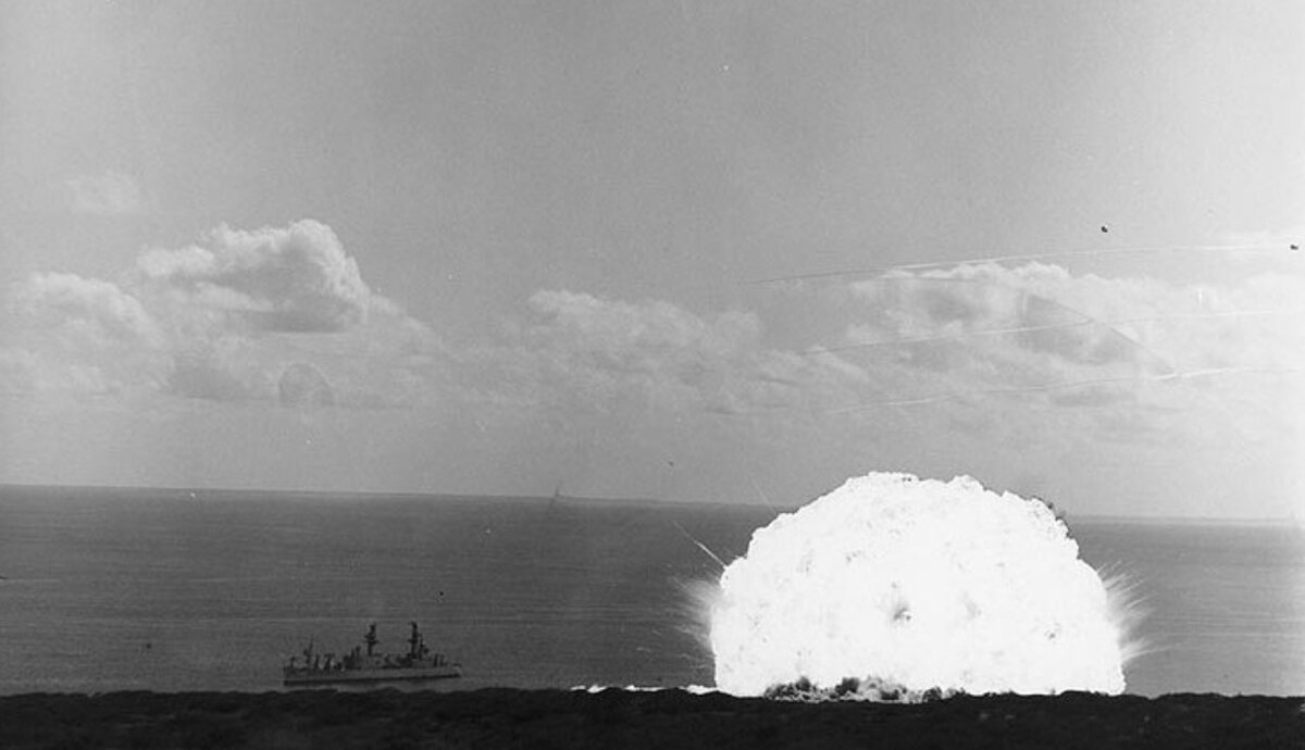 Фото https://en.wikipedia.org/wiki/File:Detonation_of_explosives_near_USS_Atlanta_(IX-304),_Operation_Sailor_Hat,_shot_Charlie,_1965.jpg
