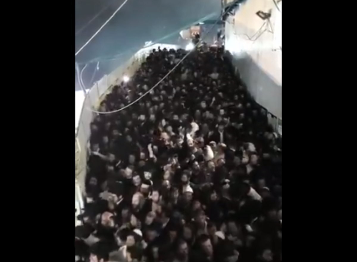 Кадр бегущей в панике толпы с видео камеры наблюдения