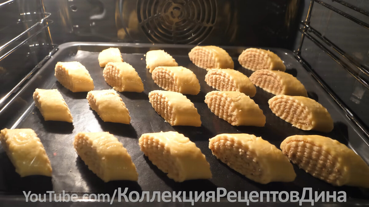 Песочные трубочки со сгущенкой и черной смородиной