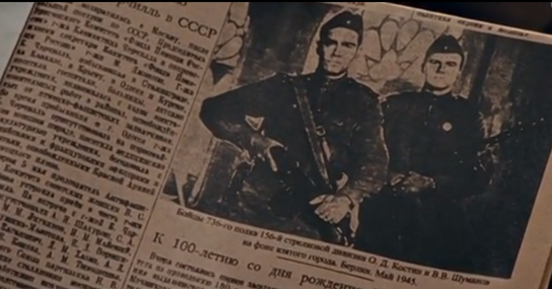 Кадр из сериала "Перевал Дятлова". Олег и Виктор стоят на фоне построенных киношниками витражей в Анненкирхе. Мои скриншоты