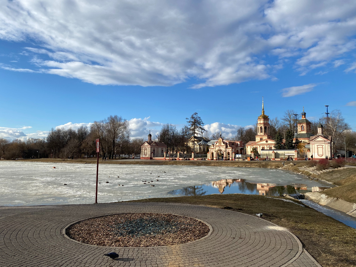 Фото автора. Сейчас на берегу Алтуфьевского пруда можно увидеть Крестовоздвиженский храм – он построен в 1760-е годы в стиле барокко на месте прежней церкви.
