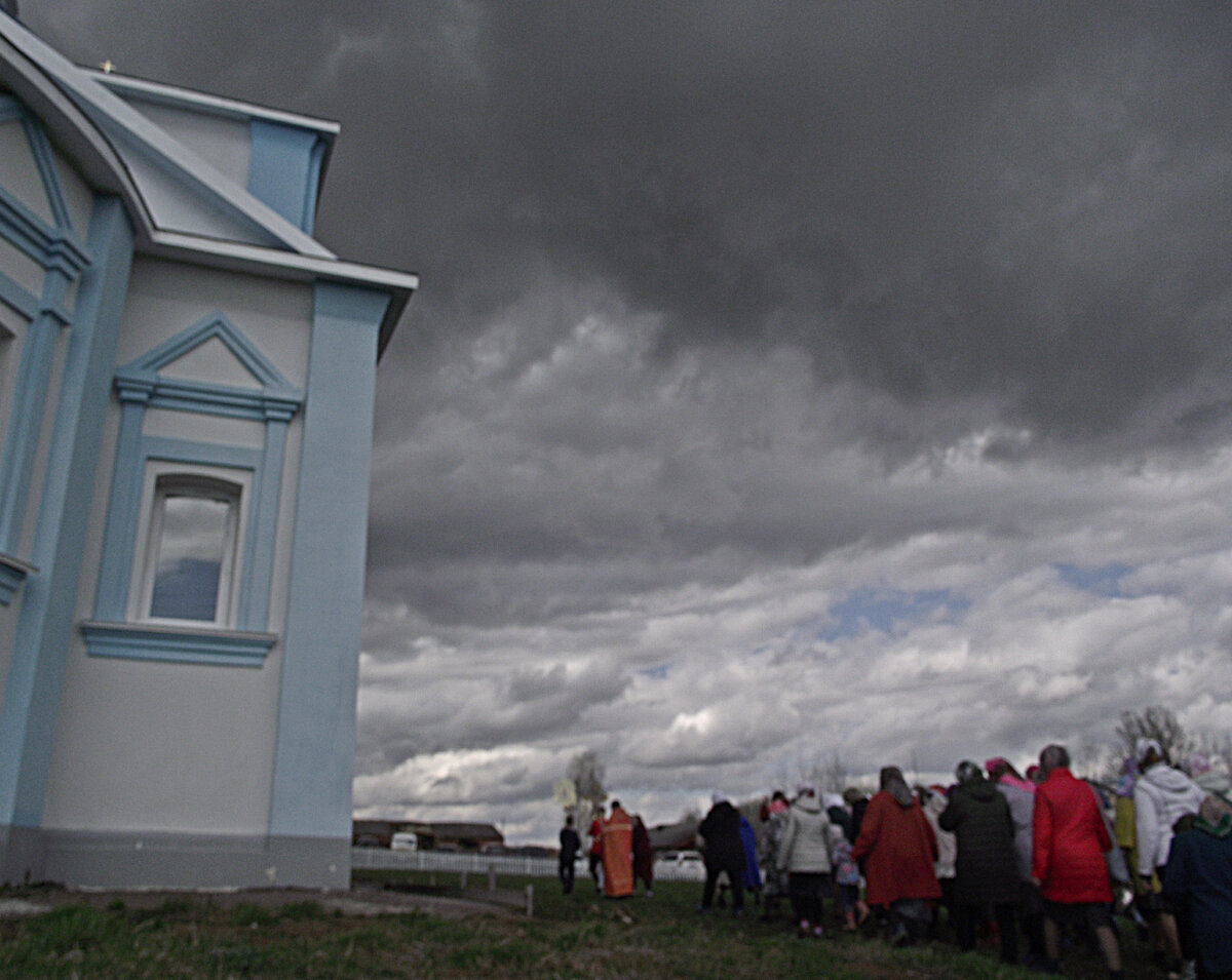 фрагмент крестного хода вокруг сельского храма, фото автора 