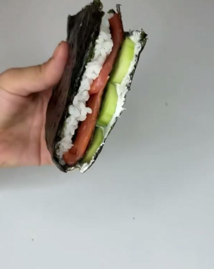 В Японии очень популярны  бутерброды из листа нори онигири ,и я их делаю иногда, при диабете рис нежелательно есть, но   если впереди прогулка или работа в саду , одним словом все что требует долгоиграющей  энергии можно перекусить таким бутербродом который содержит рис, если вы просто лежите на диване то рис всегда требует повышенной дозы инсулина или его лучше не есть, ,высокий сахар будет гарантирован..В такой бутерброд можно добавить ломтики имбиря и сбрызнуть соевым соусом...