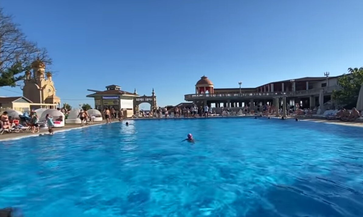 Широкие бассейны. места всем хватает.