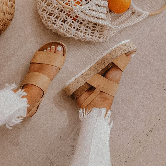 Летний сезон уже совсем близко, значит, что сейчас самое время подготовить гардероба к жарким месяцам. Сандалии - незаменимая обувь для летнего сезона.