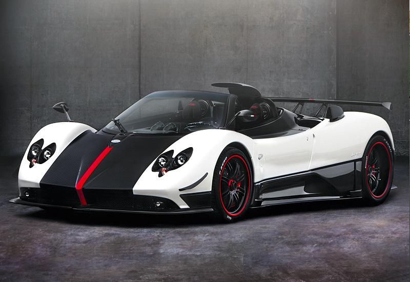 Pagani Zonda Cinque - уникальный суперкар итальянской компании Pagani, выпущенный в очень ограниченном количестве. В основе модели лежит кузов, который состоит из легких композитных материалов. По сравнению с Zonda C12 вес Cinque удалось снизить на 40 кг, что положительно отразилось на динамике автомобиля. Pagani Zonda Cinque имеет узнаваемый облик, благодаря интересному исполнению цветовой гаммы экстерьера. В данном случае светлый цвет очень удачно гармонирует с темными карбоновыми деталями кузова, что создает неповторимый и незабываемый облик спорткара. Элегантность Pagani Zonda Cinque подчеркнута также наличием элементов кузова, окрашенных в ярко-красный цвет. Интерьер Pagani Zonda Cinque - царство роскоши и стиля. В отделке применены материалы исключительно высокого качества.