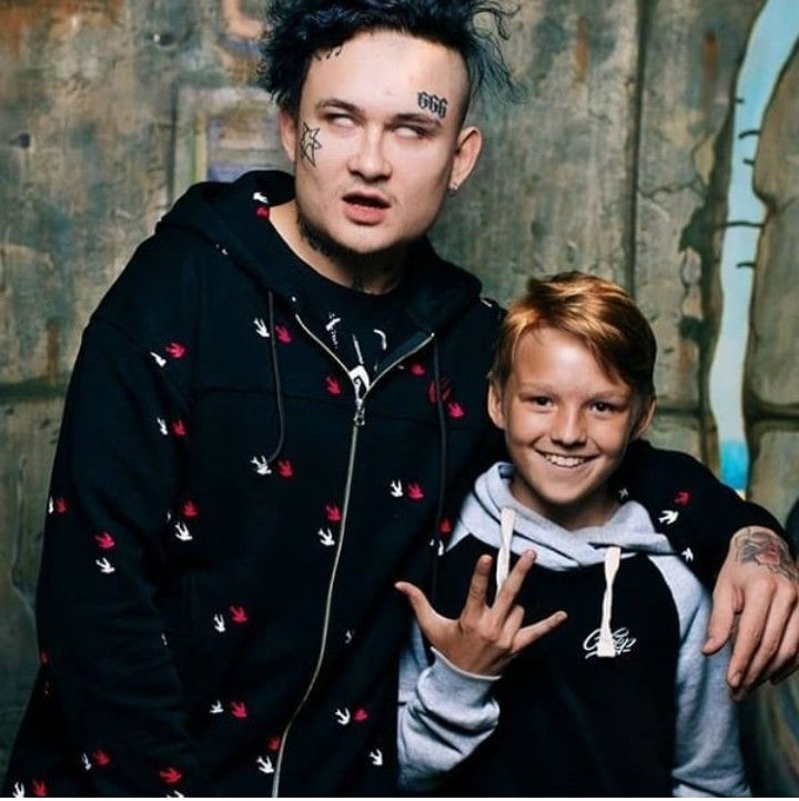 Моргенштерн со своим фанатом, ребёнок лет 12-14.