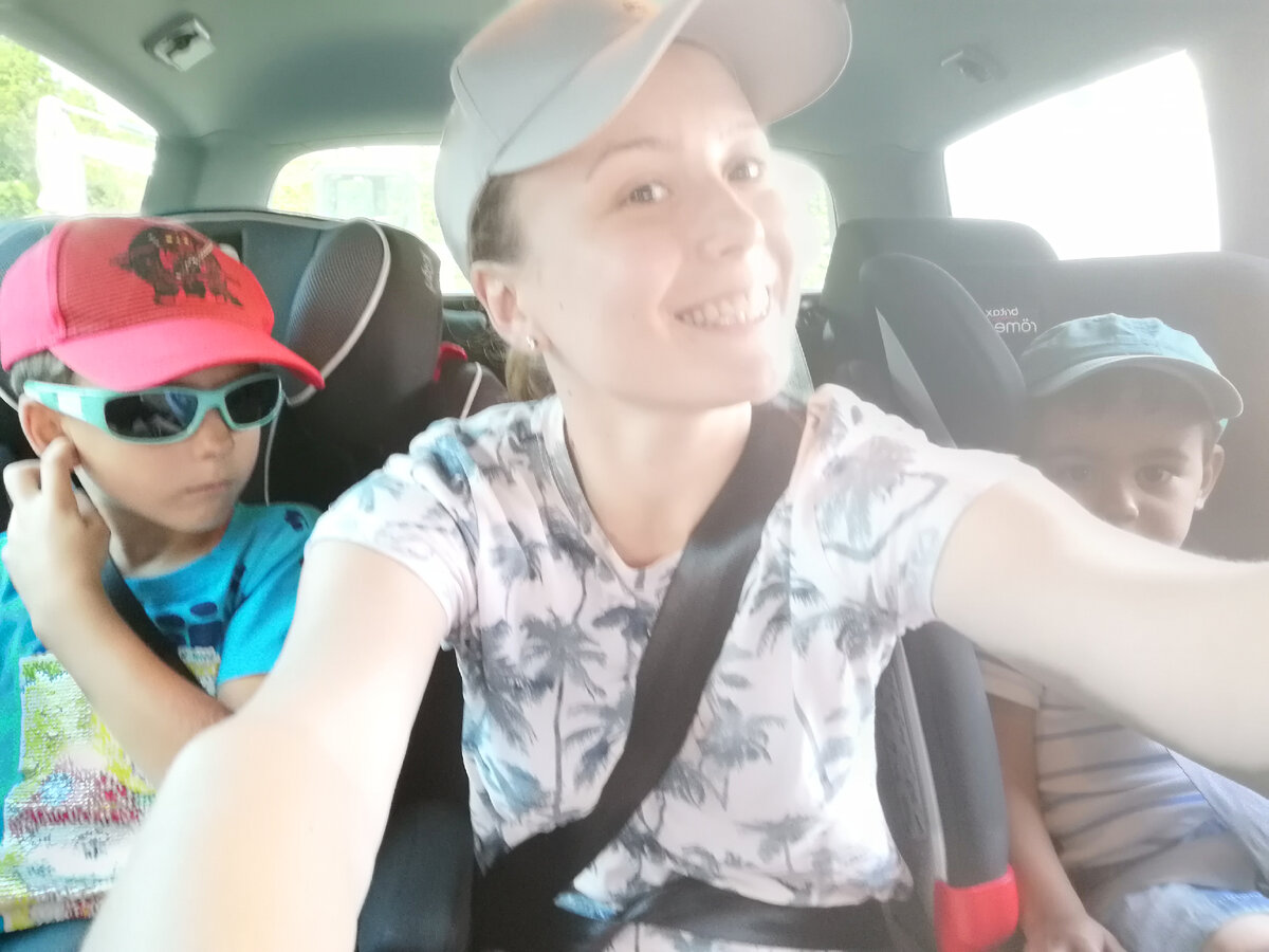 Я с моими немецкими хостбратиками. Возвращаемся с прогулки, хостмама за рулем. Сентябрь 2020.Маннхайм, Германия.