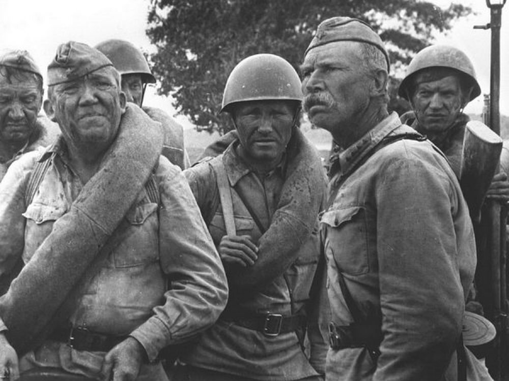 Служил в Ленинграде во время блокады. Сделал головокружительную карьеру, стал любимцем всего СССР. При этом, оставаясь настоящим человеком. Юрий Никулин – знаменитый актер цирка и кино.-15-2