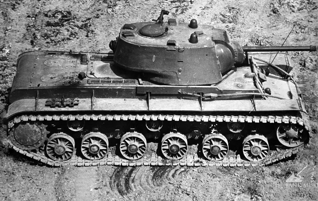 КВ-1 оказался единственным советским танком нового поколения, который оснащался зенитной турелью. Правда, пользовались ей не так и часто.