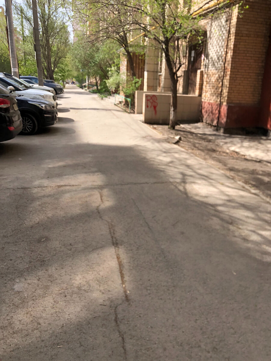 Двор с парковкой