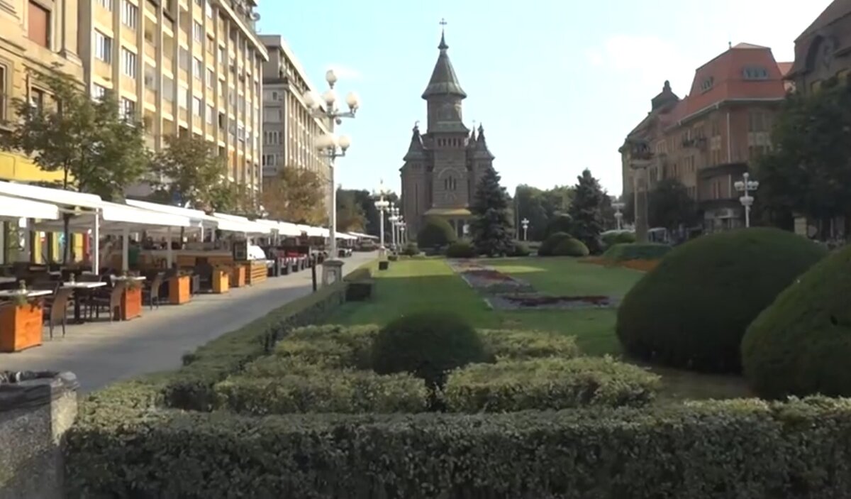 Кафедральный собор Трех Святых перед площадью Победы