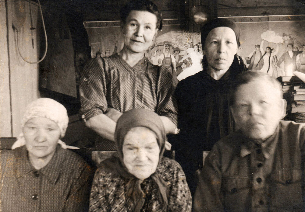 Сухарев Иннокентий Иванович (1897 г.р.), его жена, мама и сестры..