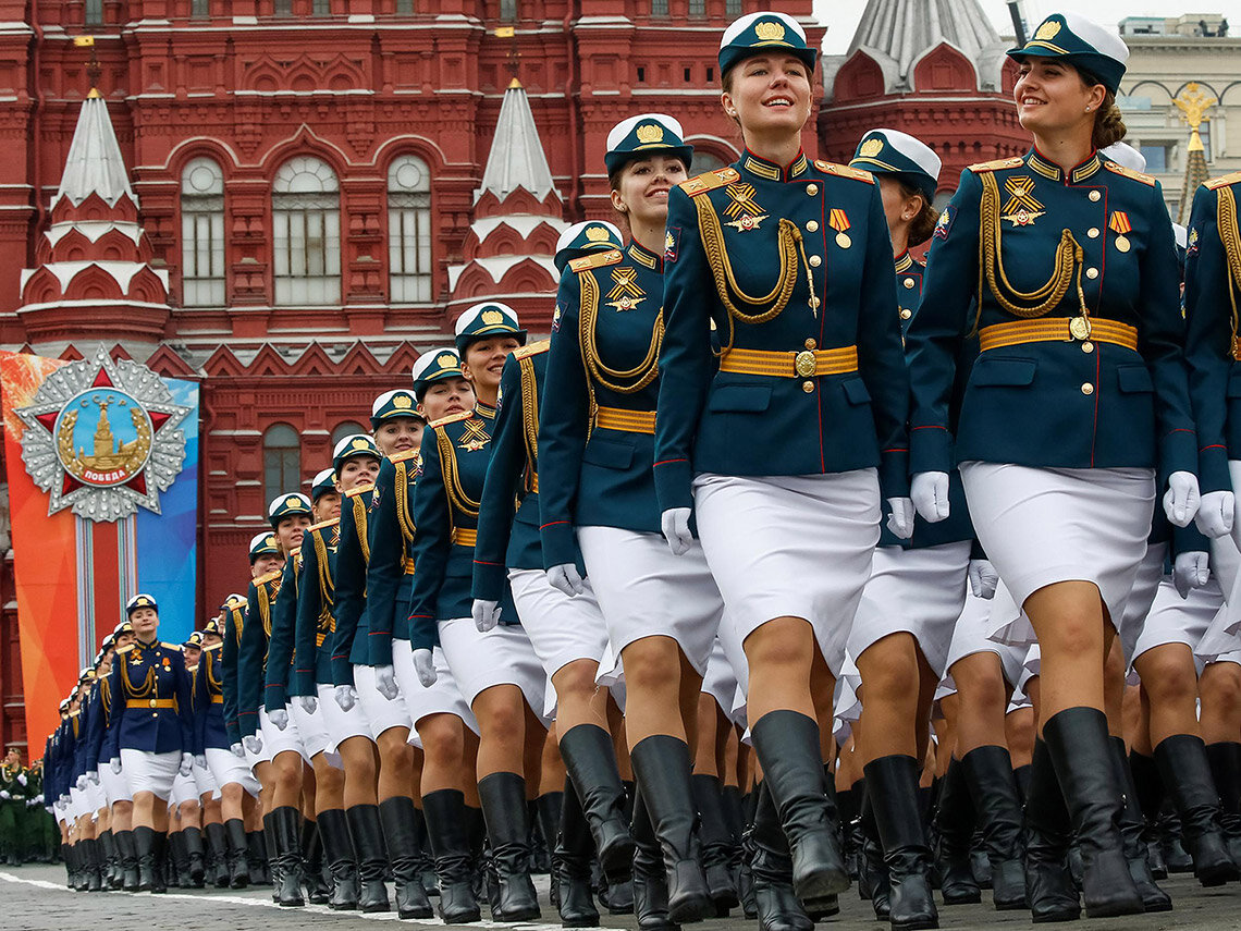 Фото девушек на параде 9 мая