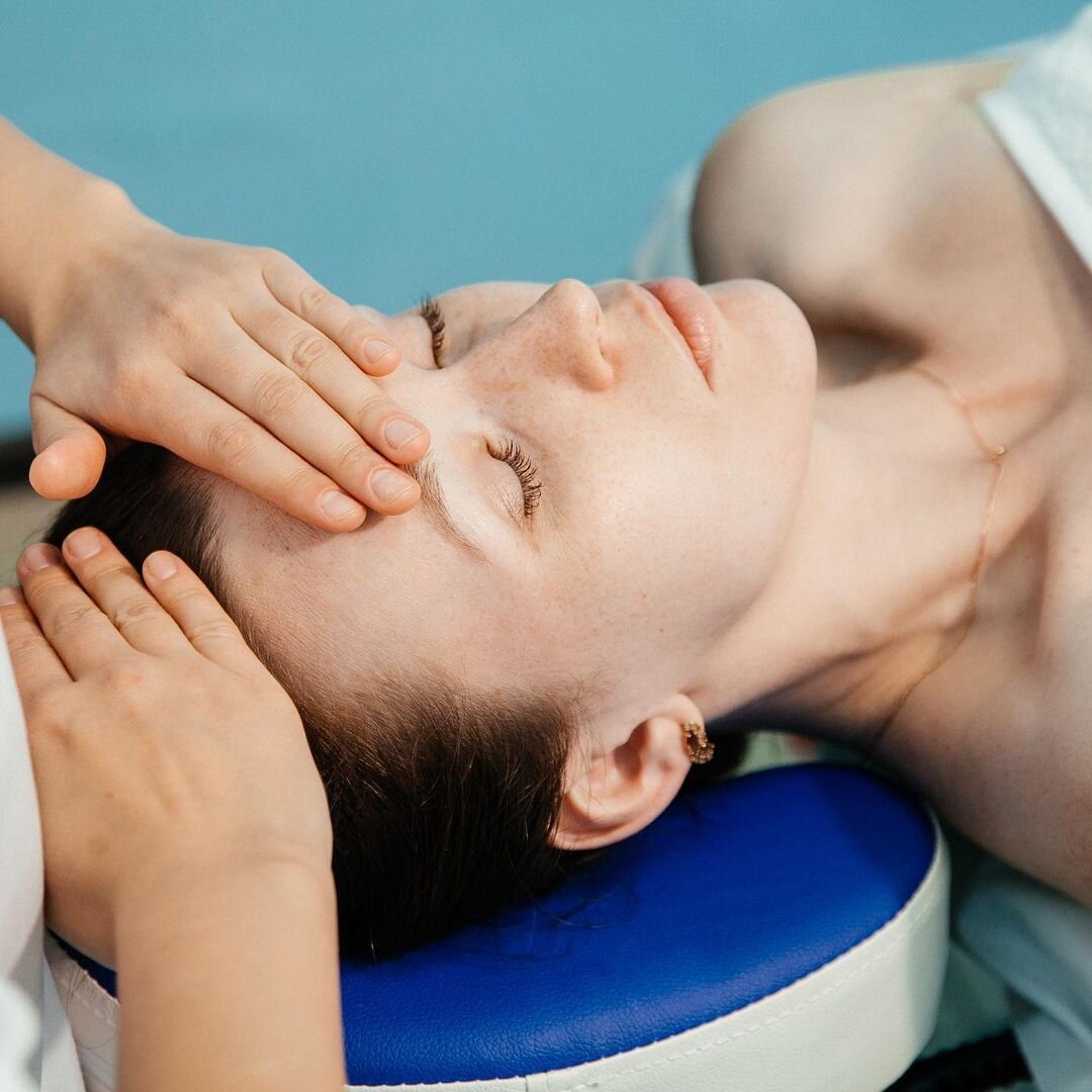 ⁣⁣⠀
⁣⁣⠀Снимает отеки, разглаживает морщины☀️⁣⁣⠀
Цвет лица становится более равномерным, а контур лица более четким👌🏼⁣⁣⠀
⁣⁣⠀
Основная задача любого вида массажа лица — это разгон лимфы. Если она застаивается, то лицо начинает отекать, кожа становится вялой и землистого цвета. Поэтому массаж — хороший метод для вывода токсинов и ускорения циркуляции лимфы и крови 🩸 ⁣⁣⠀
⁣⁣⠀
для записи пишите в Direct/Whatsapp (ссылка в шапке профиля)📨⁣⁣⠀
🏡ул. Тюляева , 8