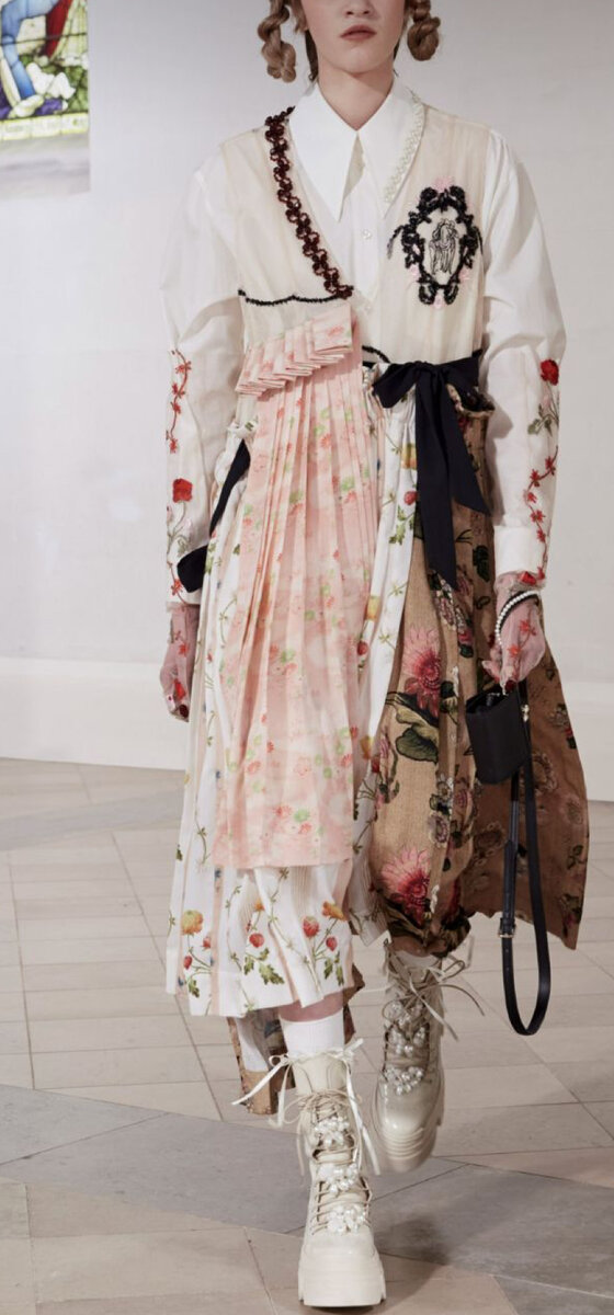 Simone Rocha 2021- даже на шнурках жемчужные бусины! 