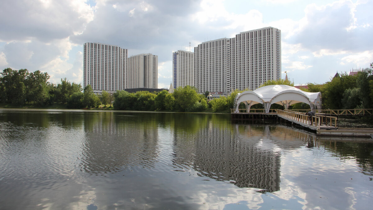 Гостиничные комплексы для туристов  в Измайлово в Москве.

Автор фото: Петр Аксенов
