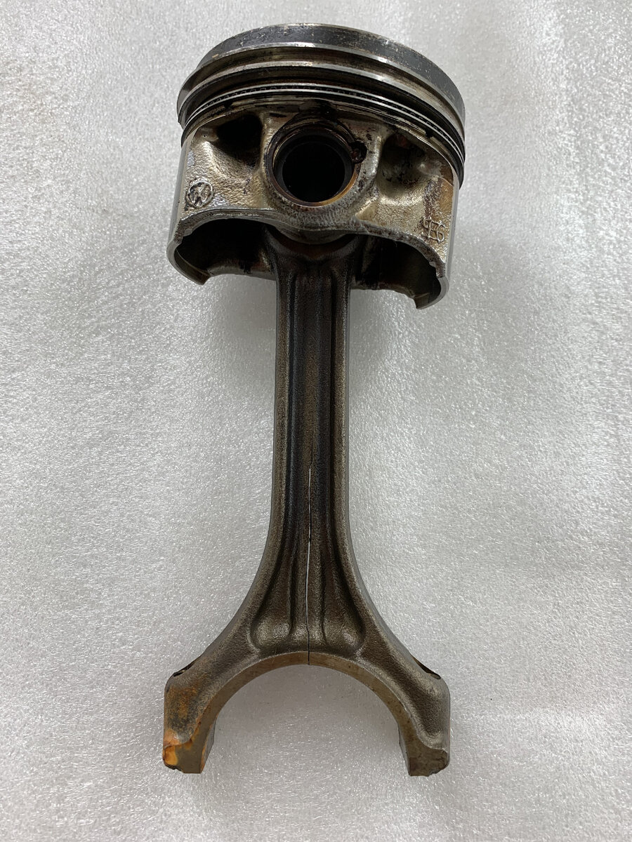А вот и 4-й "счастливчик". Поршень с шатуном, где провернуло вкладыши.