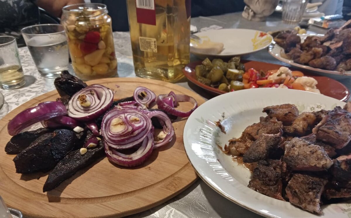 фрагмент одного из Гошиных застолий по поводу заклания свиньи. Все мясо на столе - свеженина.