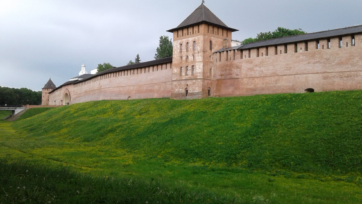 Стена кремля (Детинца) и крепостной ров, но уже без воды. Впервые город упоминается в русских летописях в 859 г.