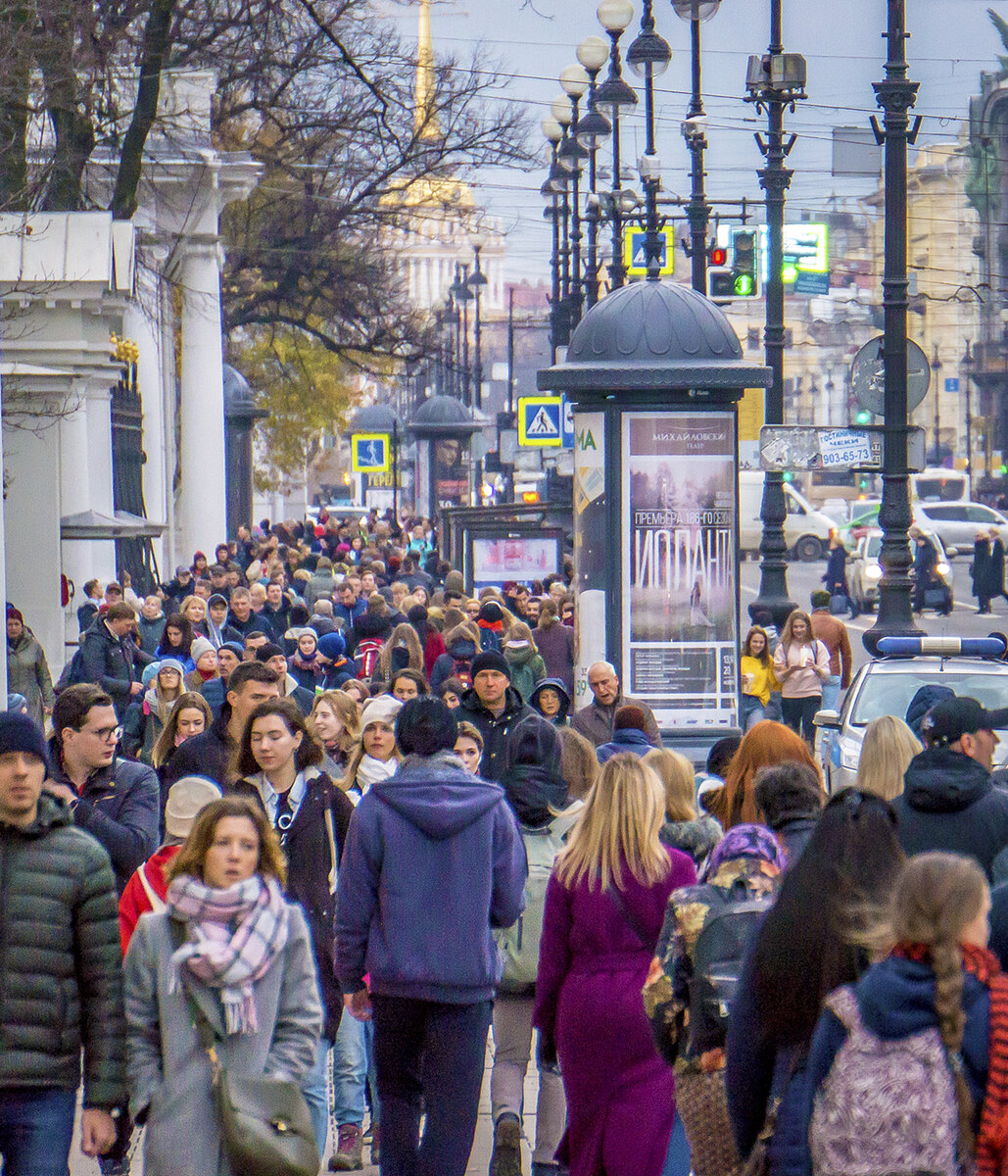 Фотография сделана в ноябре 2018 года. Обычный день на Невском. Огромное количество людей и нет ни одной маски на лице. Даже не верится. Вот так мы жили вчера. Фото: В.Кононов.