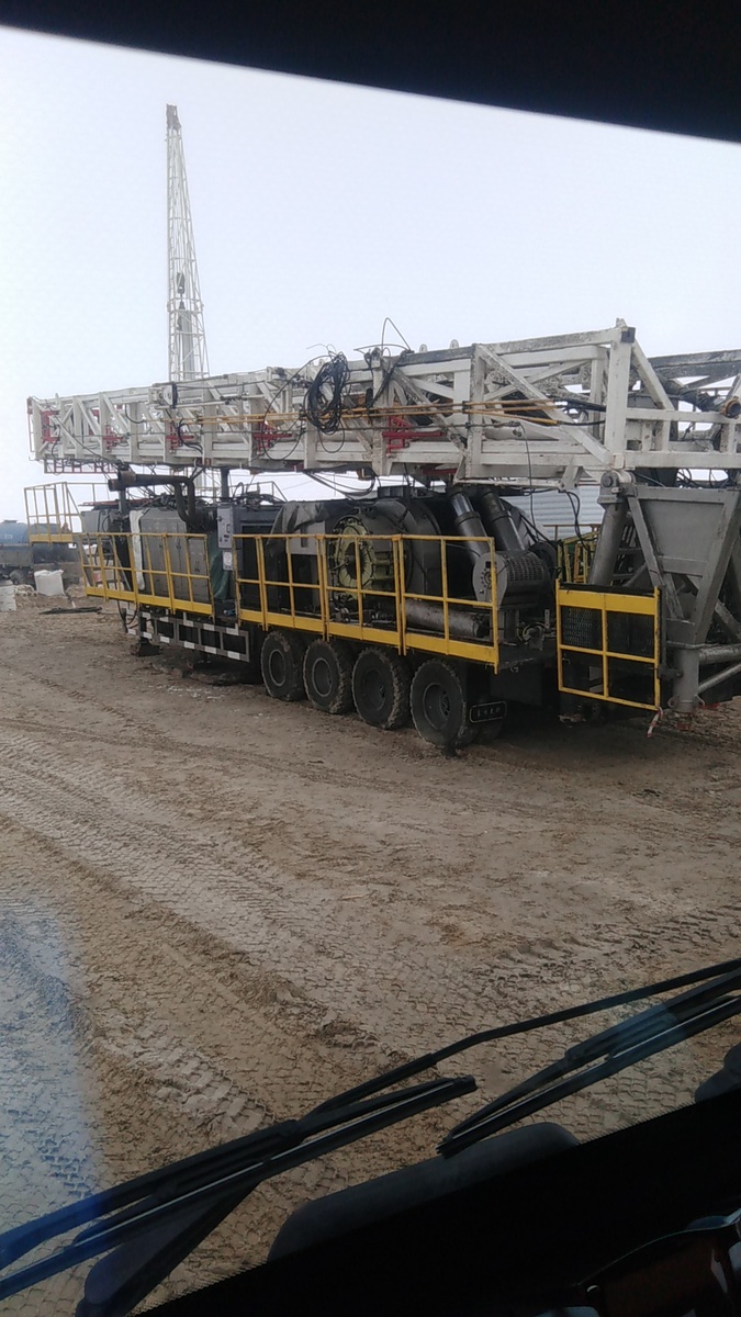 Данная буровая установка, если я не ошибаюсь, китайского производства. Транспортирует её тягач марки Волат, её вес составляет более 100 тонн 